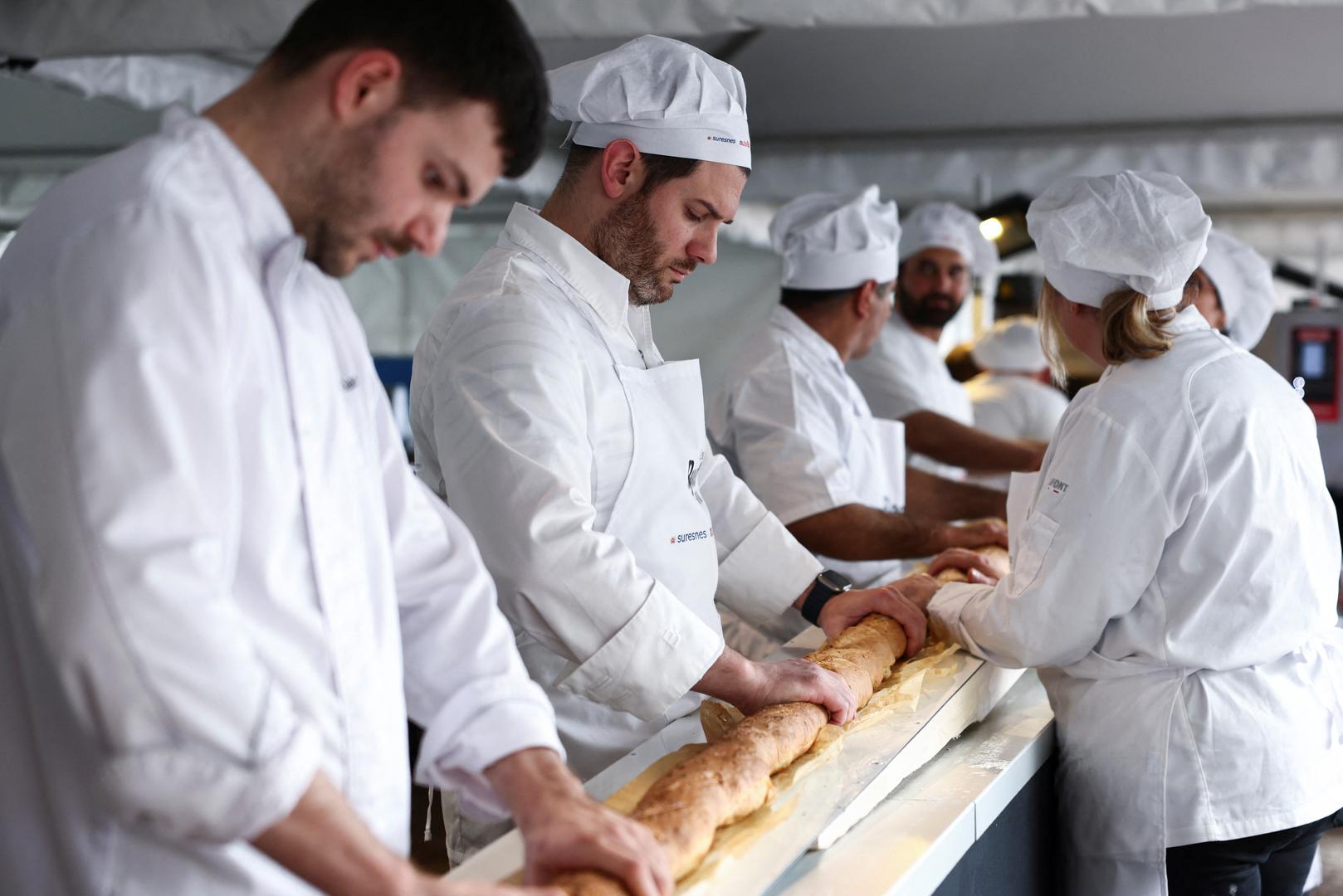Kako bi srušili taj rekord, francuski su pekari počeli raditi tijesto u 3 ujutro prije nego je stavljeno u posebnu pećnicu na kotačima.