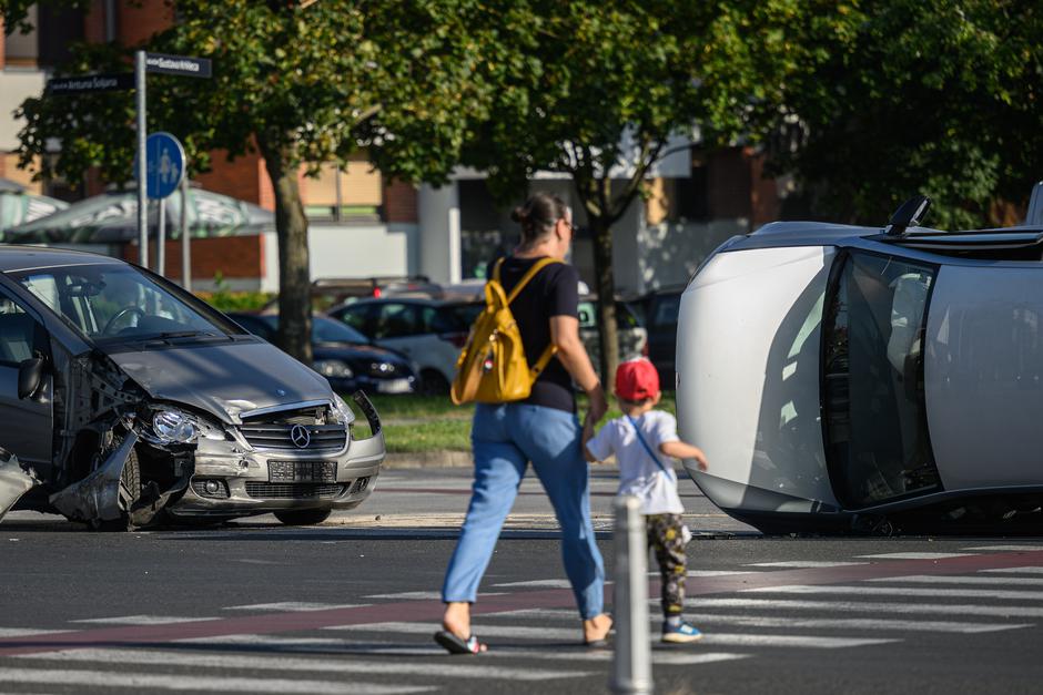 Zagreb: U sudaru dva automobila u Španskom jedan je završio na boku