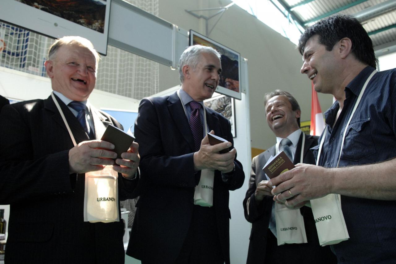 '20.05.2011., Strigova- Pocelo Urbanovo 2011. najveca vinska manifestacija. Zupan Ivan Perhoc i zadarski zupan Stipe Zrilic potpisali su povelju prijateljstva. Photo: Vjeran Zganec-Rogulja/PIXSELL'