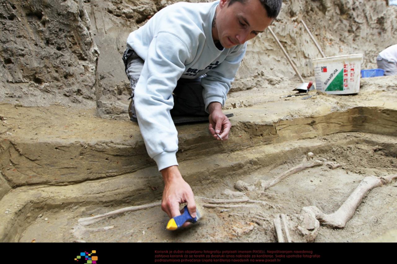 '10.06.2011., Koprivnica - Kustos arheolog u koprivnickom muzeju Robert Cimin vodi iskapanje srednjovjekovnog groblja i crkve u parku u sredistu naselja Virje. Photo: Marijan Susenj/PIXSELL'