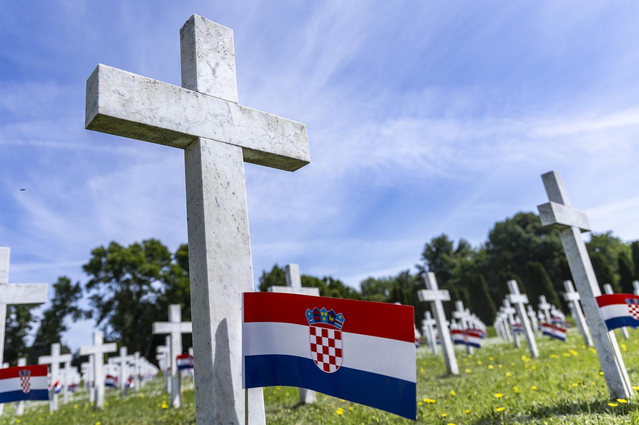 Vukovar: Izaslanstvo Grada Vukovara  položilo vijenace na Memorijalnom groblju žrtava iz Domovinskog rata