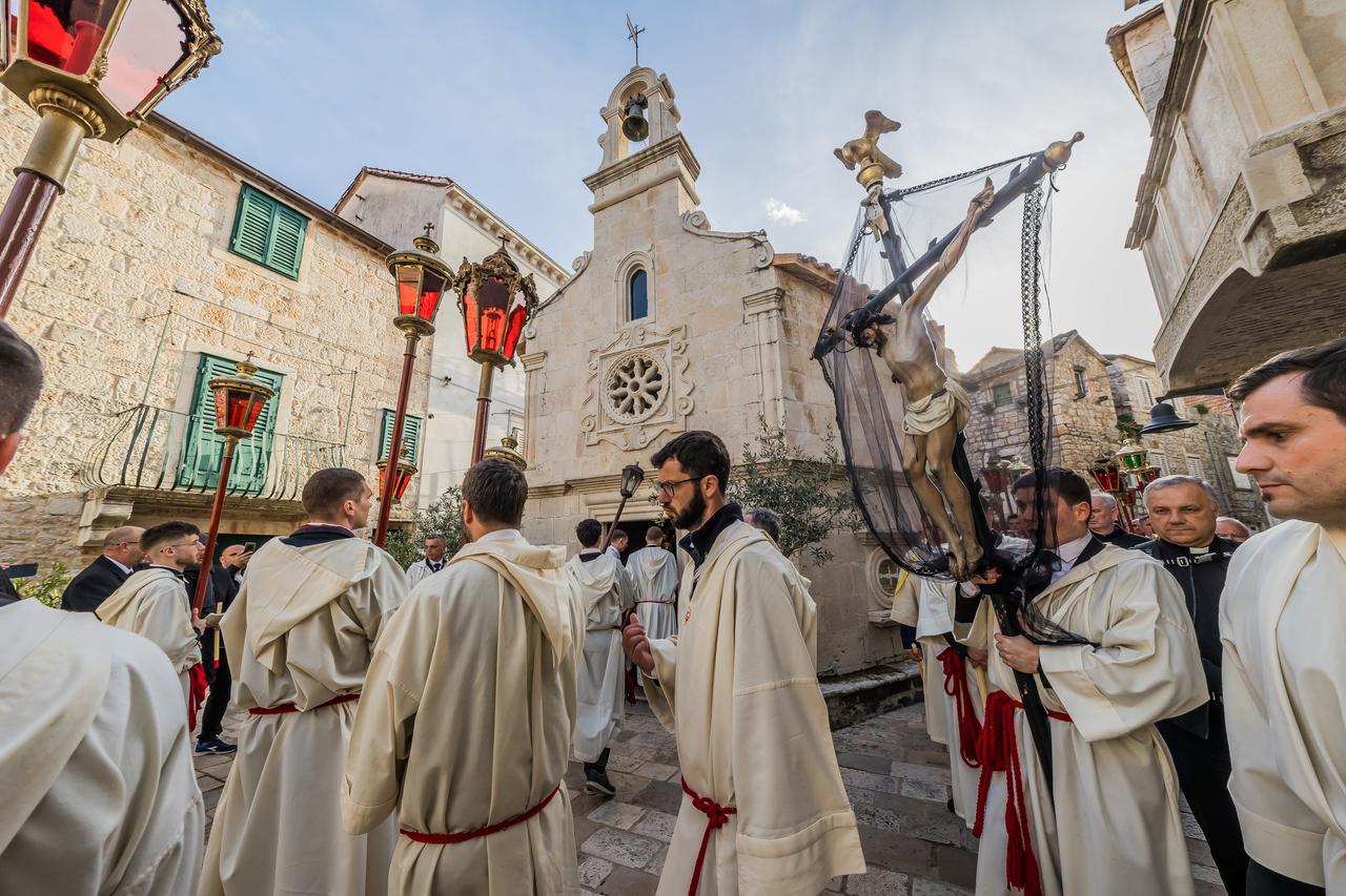 Tradicionalna procesija "Za križen" prošla je i kroz Jelsu