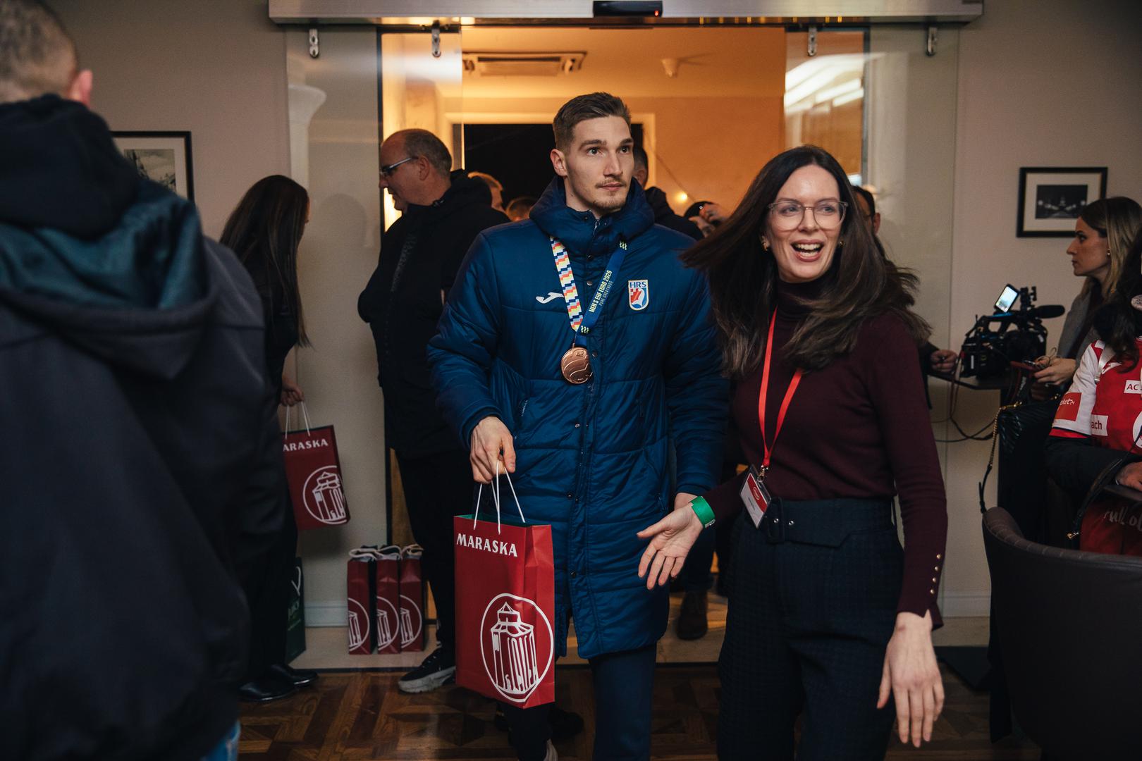 “Bila je velika čast ugostiti naše rukometne heroje na ovakav način. Ovaj susret nije bio samo proslava sportskog uspjeha nego i priznanje predanosti, karaktera i srca koje su naši igrači pokazali na prvenstvu”, izjavio je direktor Gradske kavane Ante Martinac.