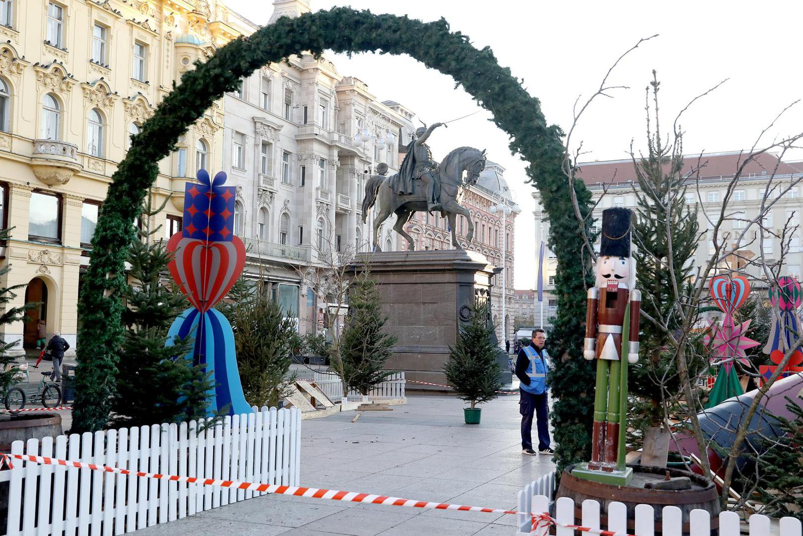 Iako je početak manifestacije Advent u Zagrebu zakazan za subotu paljenjem prve adventske svijeće na Manduševcu, 