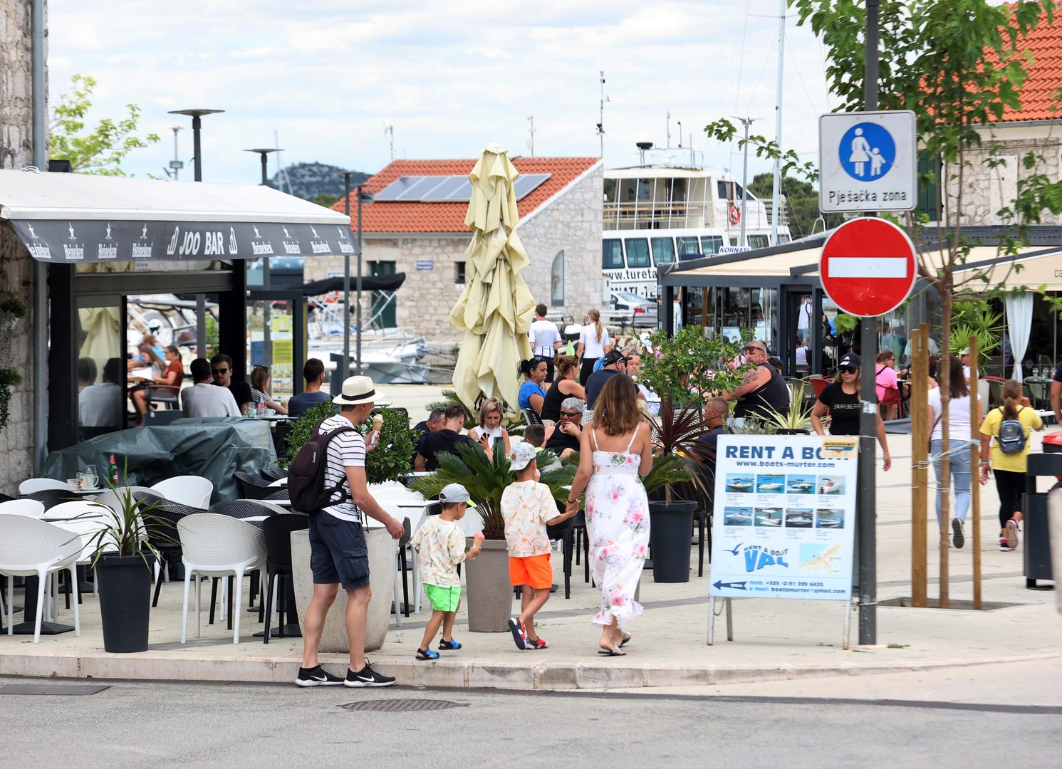 IMA NEŠTO U MURTERSKOJ PRIVLAČNOSTI, bilo da je riječ o ovdašnjim plažama, poput pješčane
Slanice, brojnih otočnih uvala ili prve arheološke plaže u Hrvatskoj uređene uz arheološko
nalazište Colentum na Gradini, što goste tjera da – ostanu