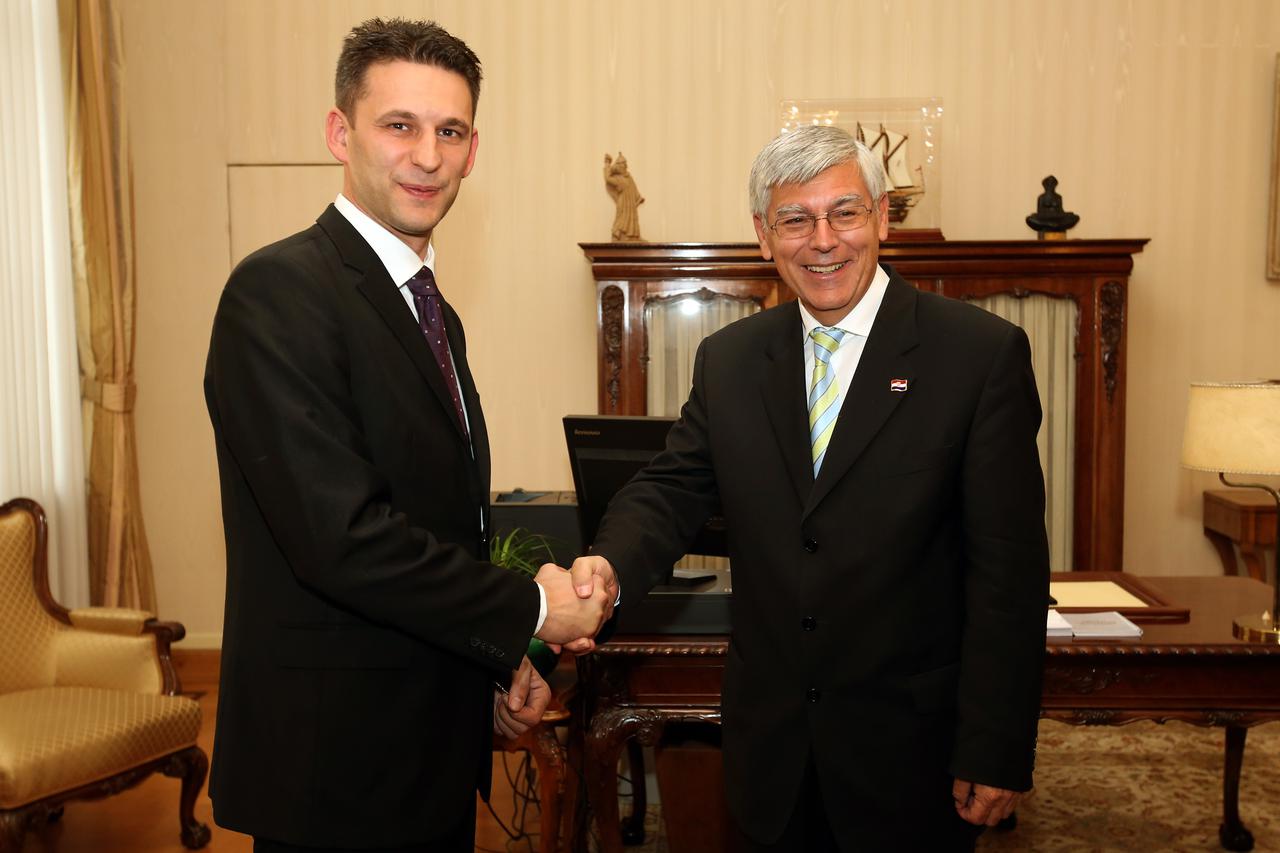 Zagreb: Željko Reiner predao saborske ključeve Boži Petrovu