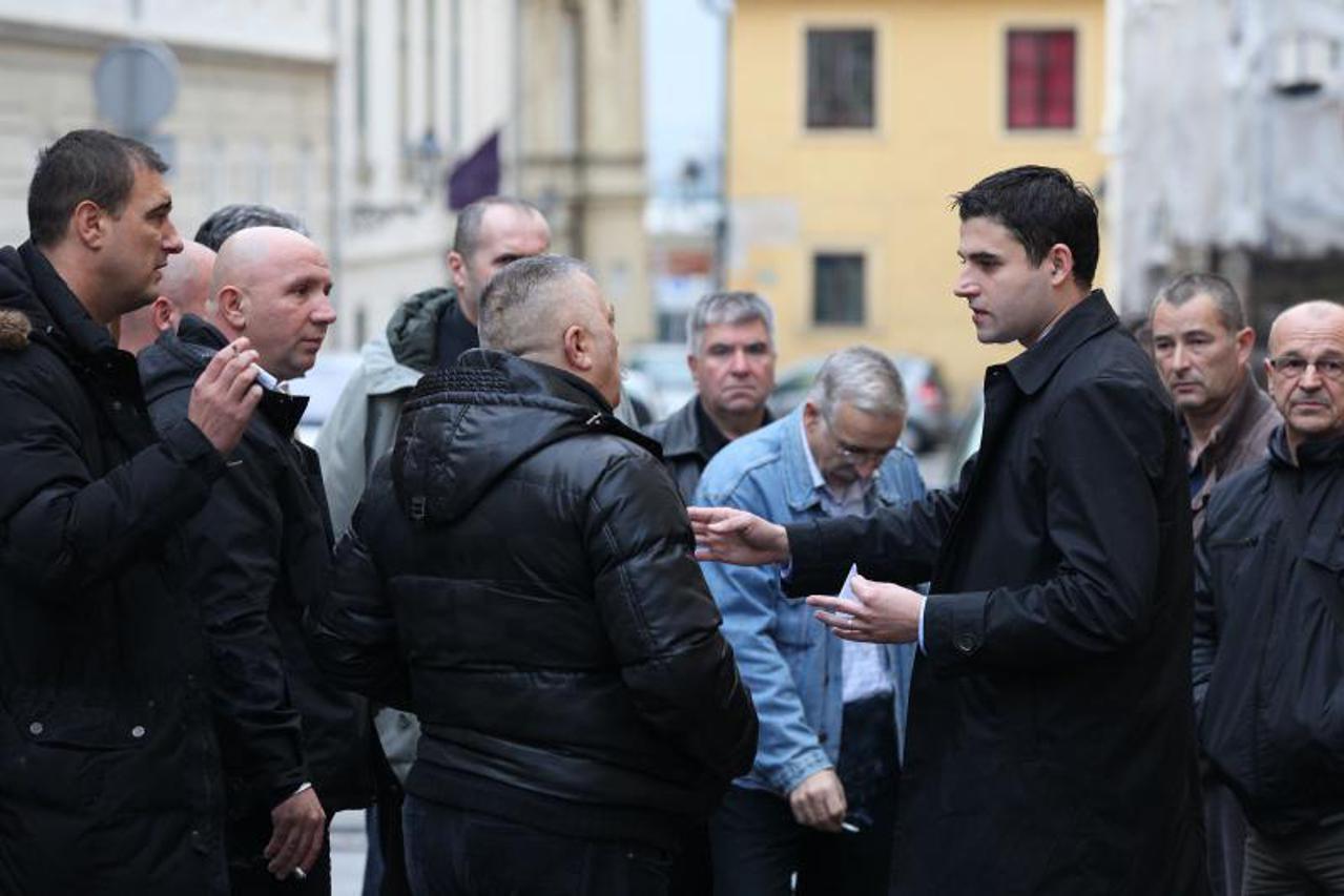 branitelji pred skupštinom (1)