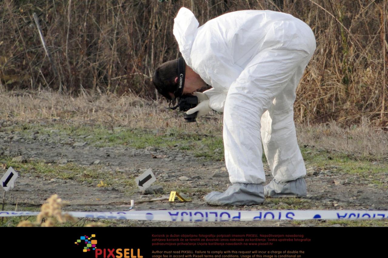 '07.12.2011., Borik - U selu Borik nedaleko Slatine pronadjeno je mrtvo tijelo Damira Kosoroga (42), na cijem tijelu su vidljivi krvavi tragovi. Policija provodi ocevid i utvrdjuje uzrok smrti.  Photo