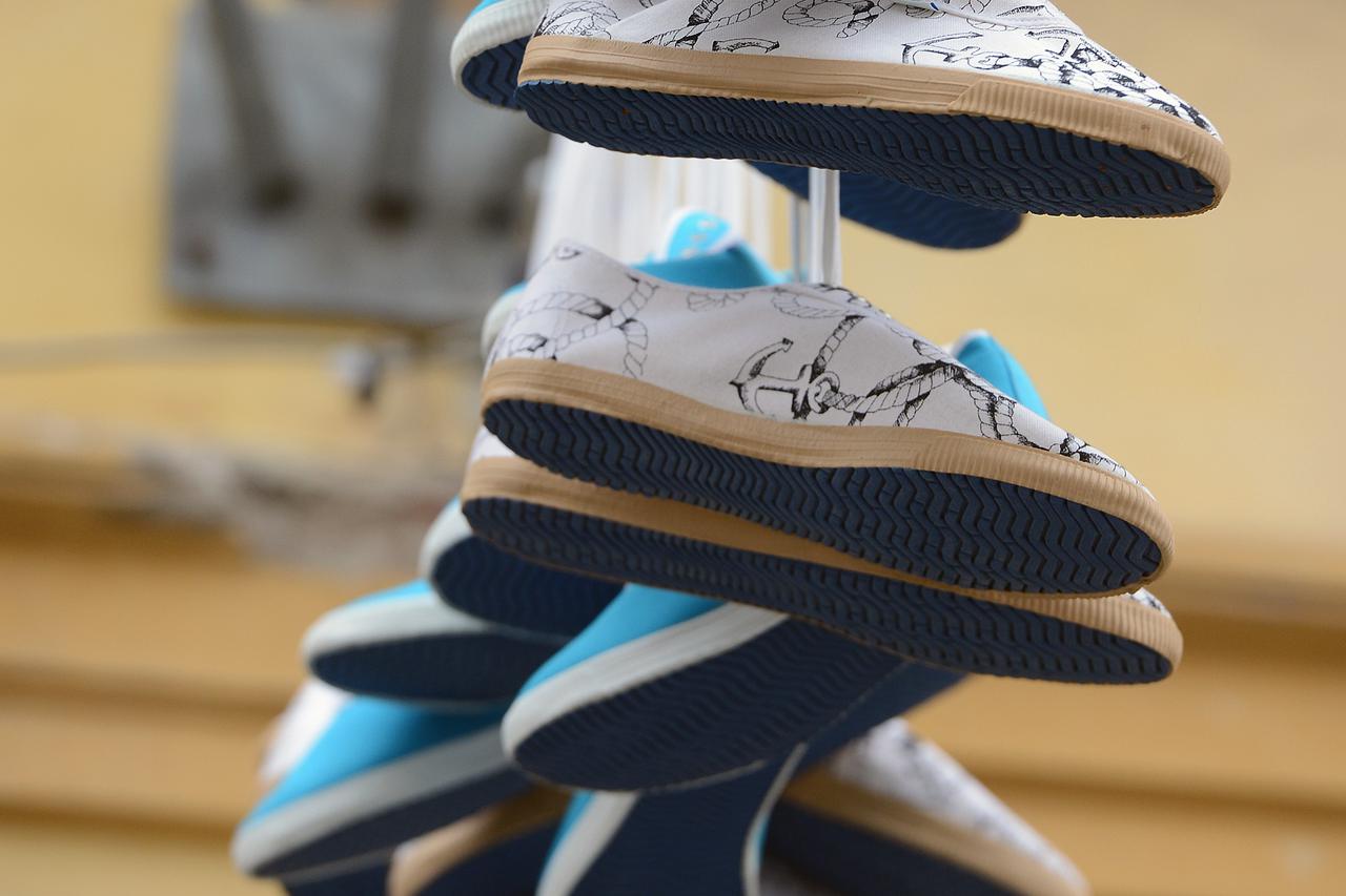 25.11.2014., Varazdin - U vrijeme kad naslovne stranice novina upozoravaju na gladnu djecu u Hrvatskoj, u gradu su prije desetak dana na nekoliko lokacija izvjesene instalacije sa stotinjak novih tenisica. Umjesto da su se darovale bosim gradjanima, tenis