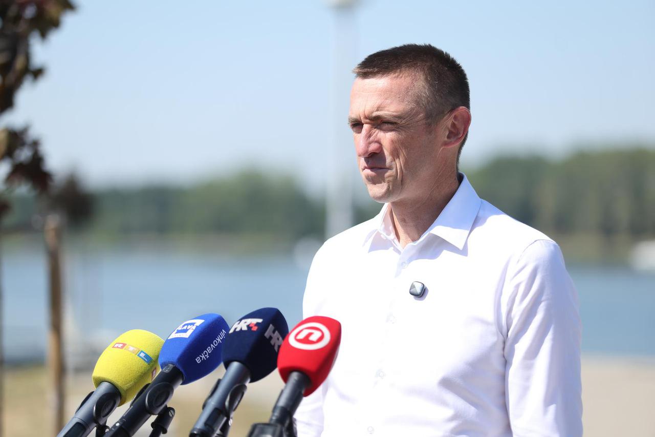 Vukovar: Ivan Penava održao je konferenciju za medije o opasnom otpadu u Gospiću 