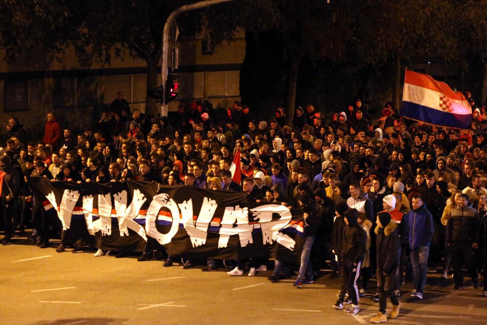 Torcida je za obljetnicu pada Vukovara u studenom napravila mimohod u Splitu u Vukovarskoj ulici.