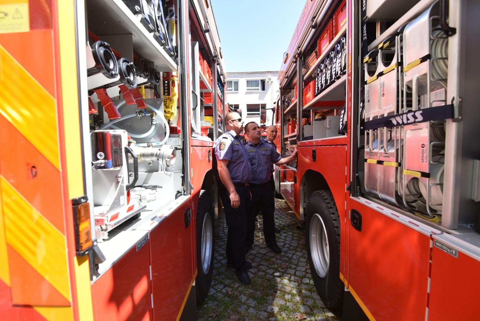 04.05.2021., Zagreb - U sklopu obiljezavanja Dana vatrogastva, odrzana je svecana primopredaja 75 kombi te 15 interventnih vatrogasnih vozila. Dodjeli su prisustvovalii predsjednik Vlade Andrej Plenkovic sa suradnicimai, glavni vatrogasni zapovjednik Slavko Tucakovic, te predstavnici vatrogasnih organizacija koje su dobile vatrogasna vozila.
Photo: Davorin Visnjic/PIXSELL