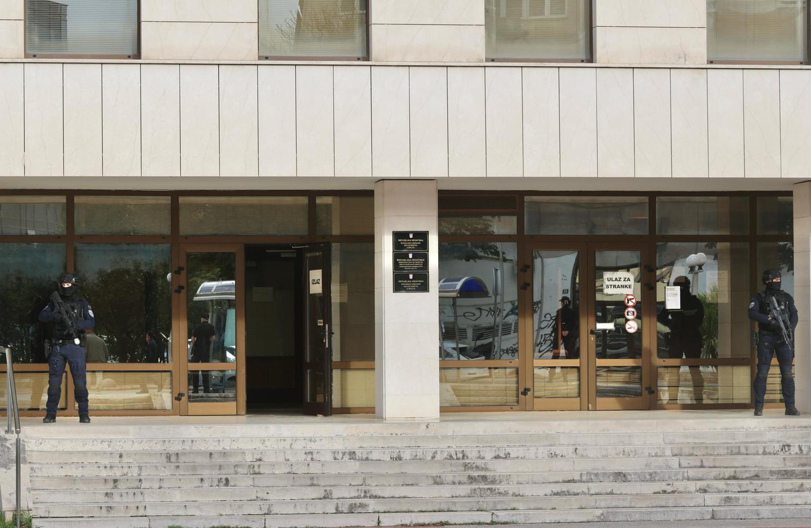 Nakon provjere, policija je objavila da eksplozivna naprava nije pronađena te da je dojava bila lažna.