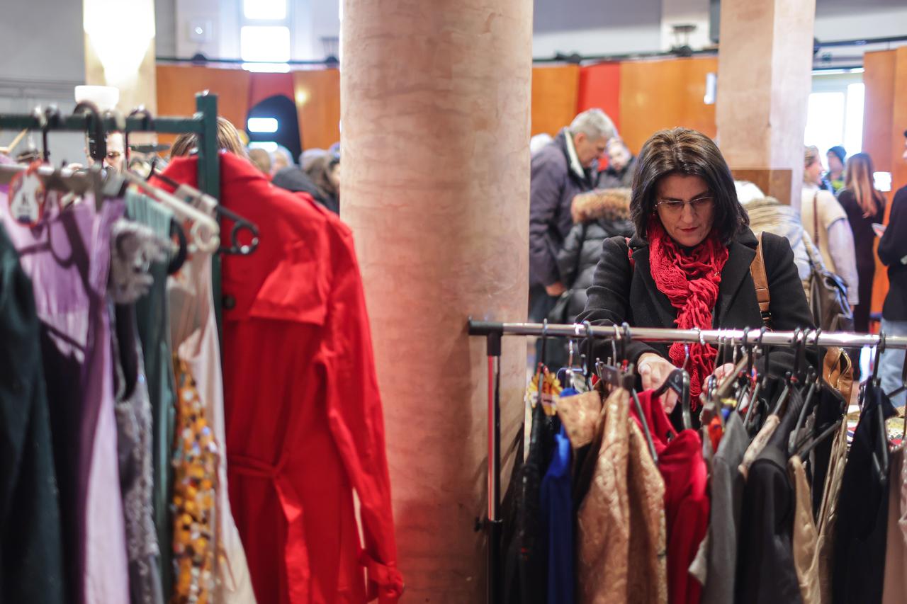 Zagreb: Donatorski modni buvljak u organizaciji udruge PINK life i Studentske sekcija za ginekologiju i opstetriciju Medicinskog fakulteta