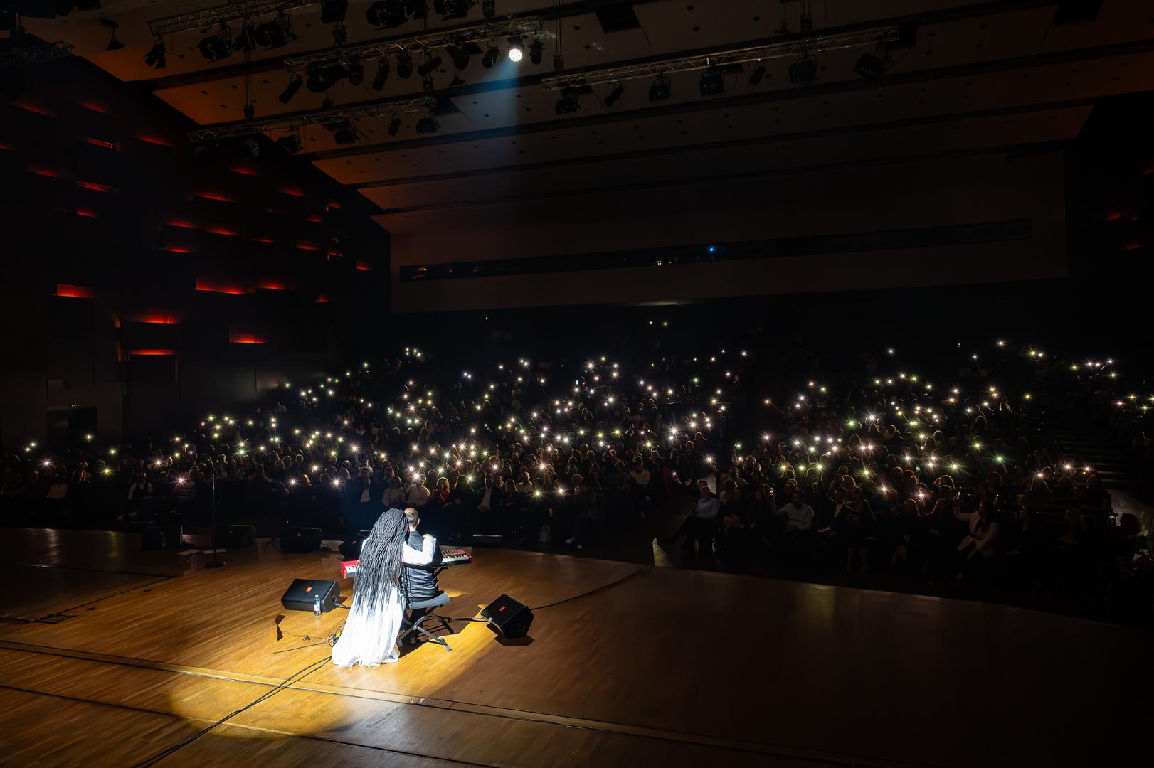 Set-lista je pažljivo vodila slušatelje kroz različite slojeve emocija i tradicije. Koncert je otvoren pjesmom Aladža, nakon čega su se nizali biseri sevdaha i autorskog izraza poput Sanjao sam, Pandora, Sevdalino, Što te nema, te emotivna završnica uz Ko li noćas miluje ti kosu.