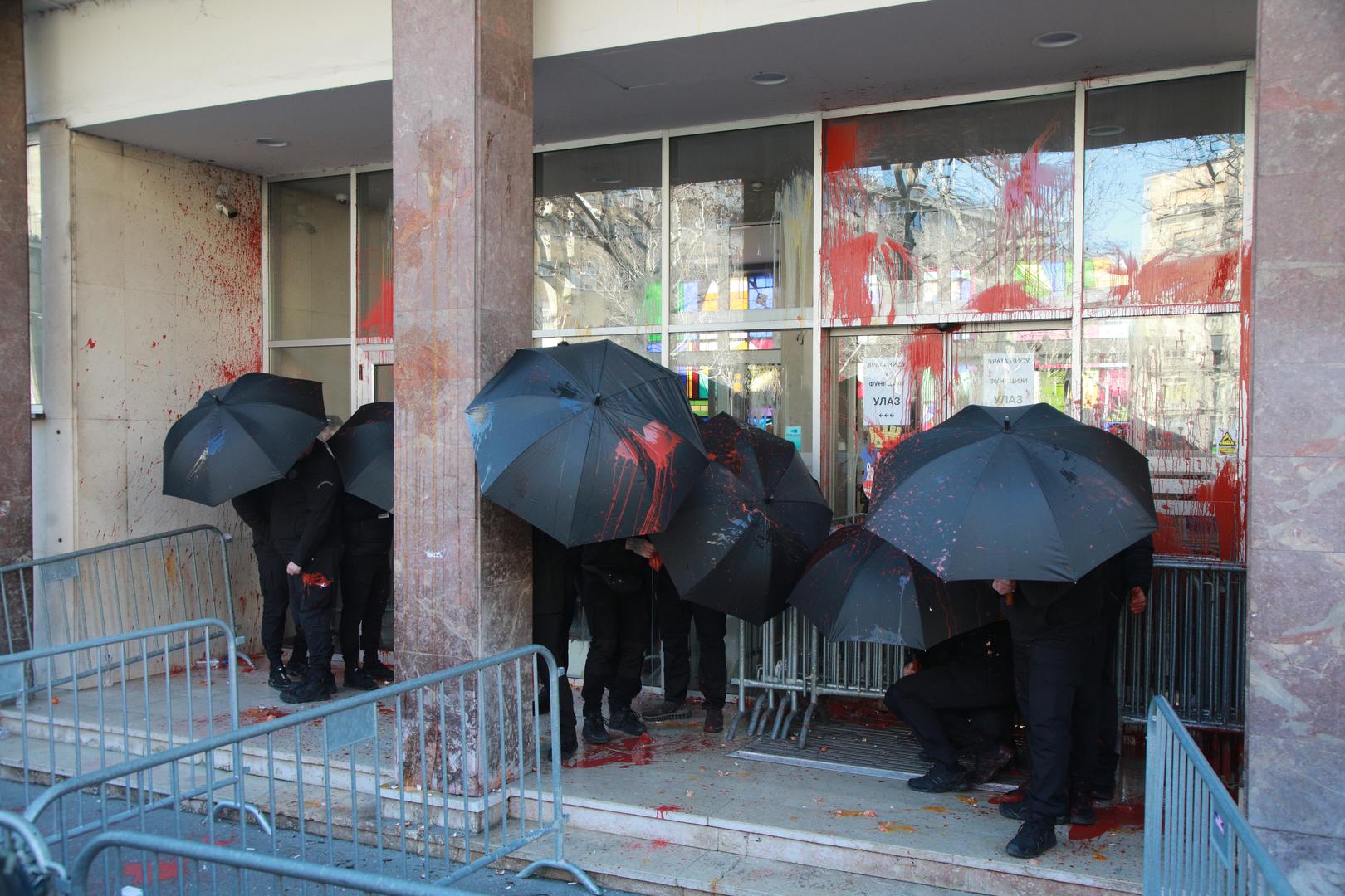 Prije toga su okupljeni, a među njima su, kako piše Blic bili i predstavnici opozicije, bacali jaja i crvenu boju prema osiguranju i zgradi