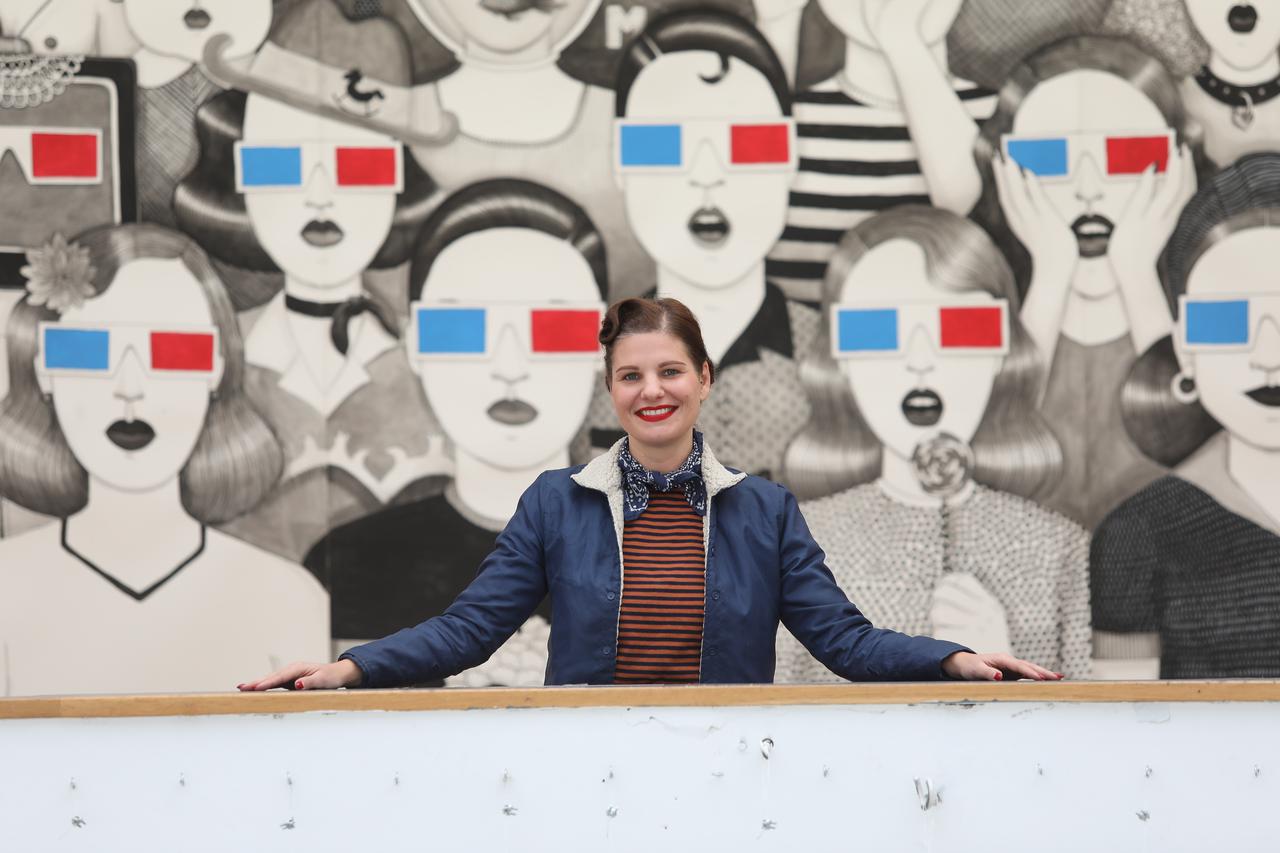 Slikarica Ivana Mrcela ispred svog djela