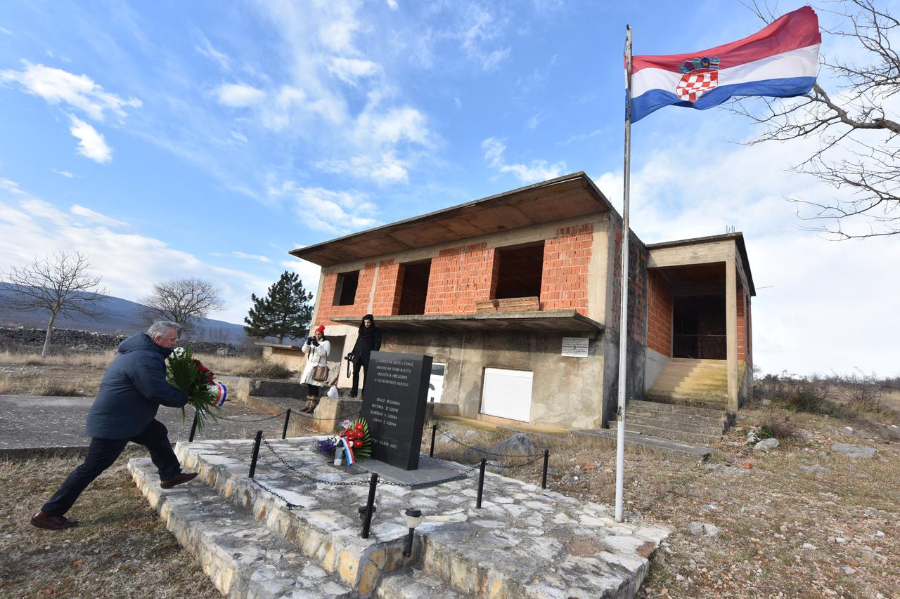 18.01.2017., Ervenik - Na obiteljskoj grobnici te ispred obiteljske kuce obiljezena je 25. obljetnica stradanja obitelji Cengic. Cetveroclana obitelj Cengic ubijena je u velikosrpskoj agresiji 18. sijecnja 1992. kada su pripadnici krajinske milicije u pod