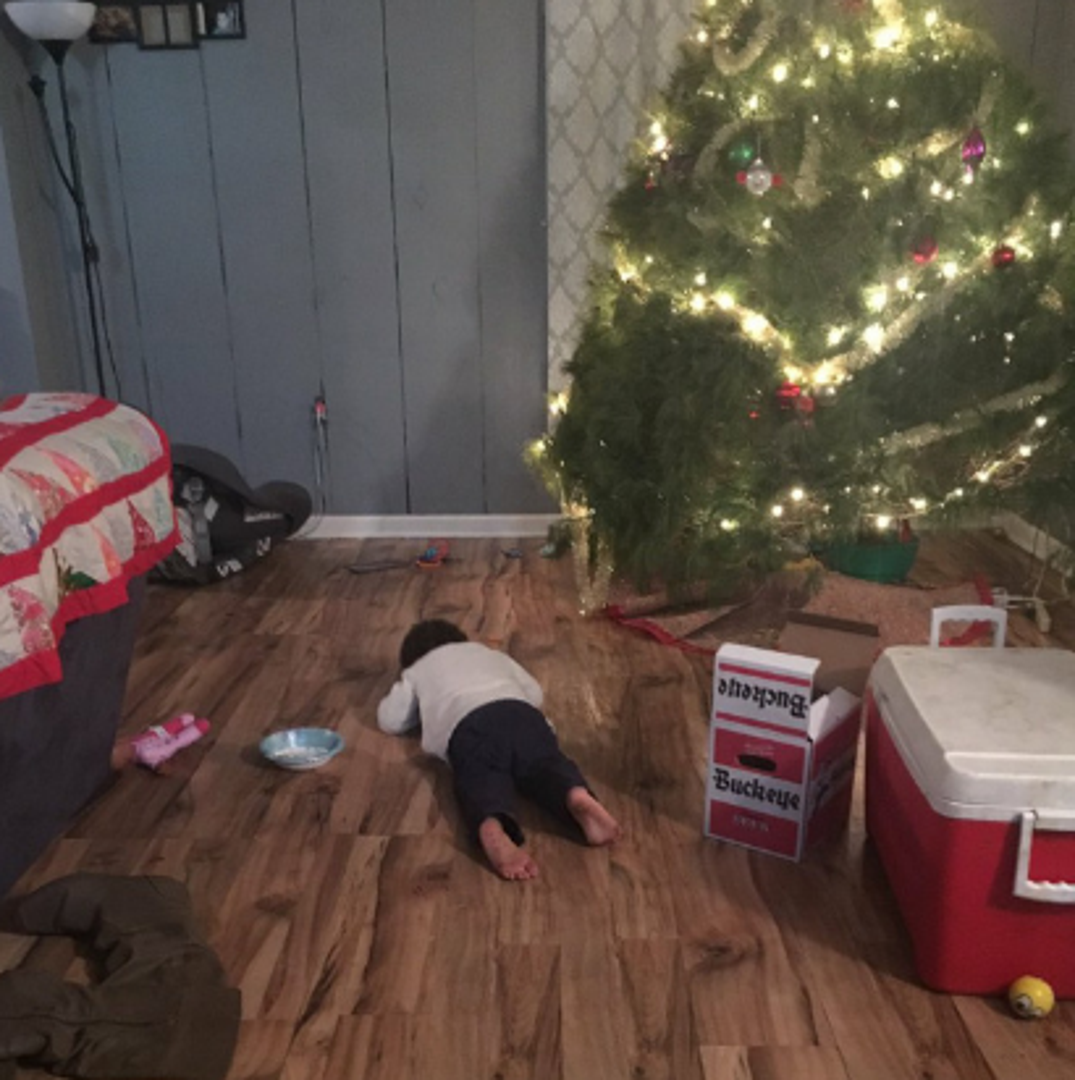 Djevojka je objavila sliku nećaka koji se rasplakao jer mu nisu dali da pije pivo.