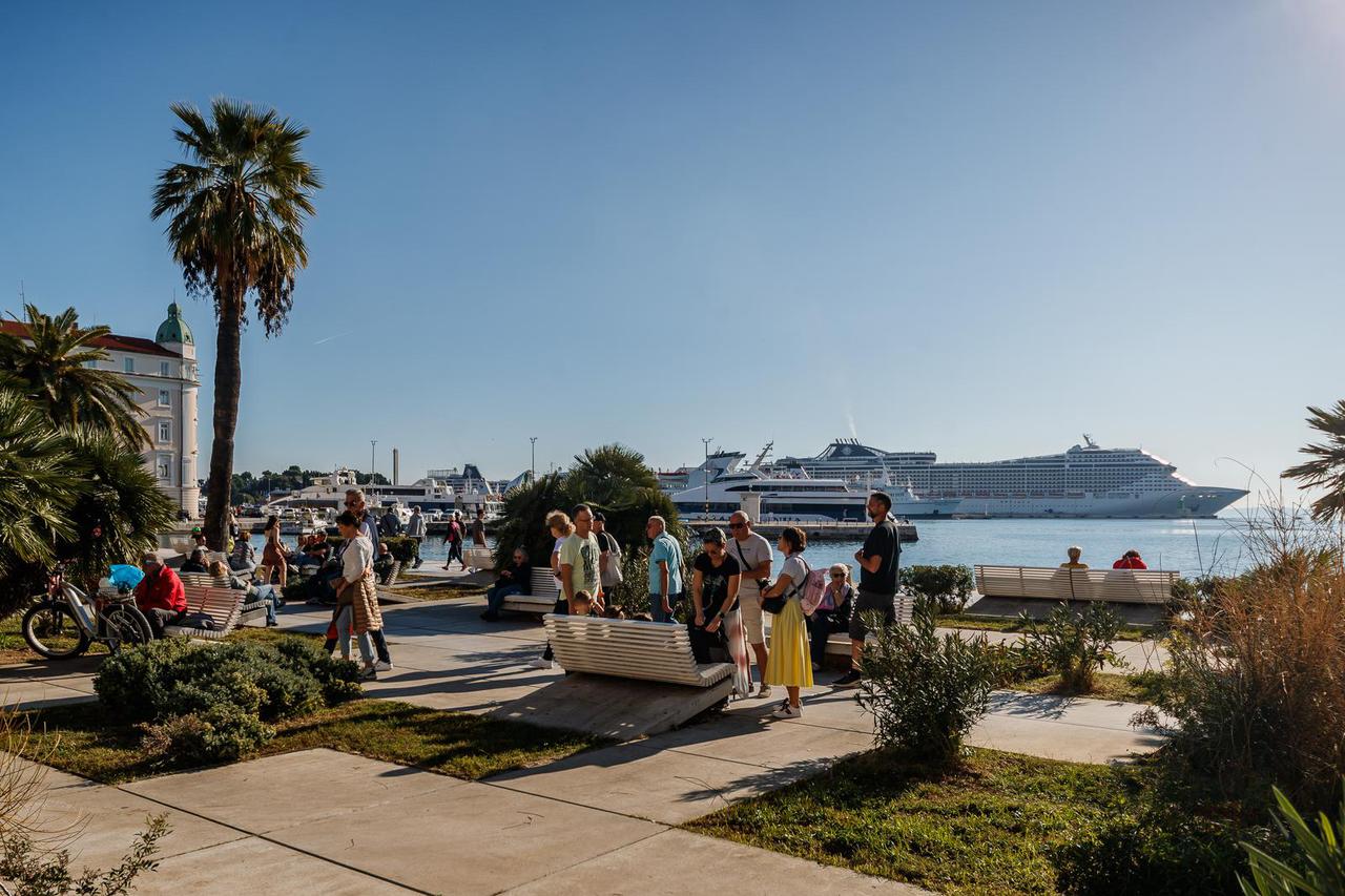 Split: Sunčano i toplo poslijepodne na splitskoj rivi