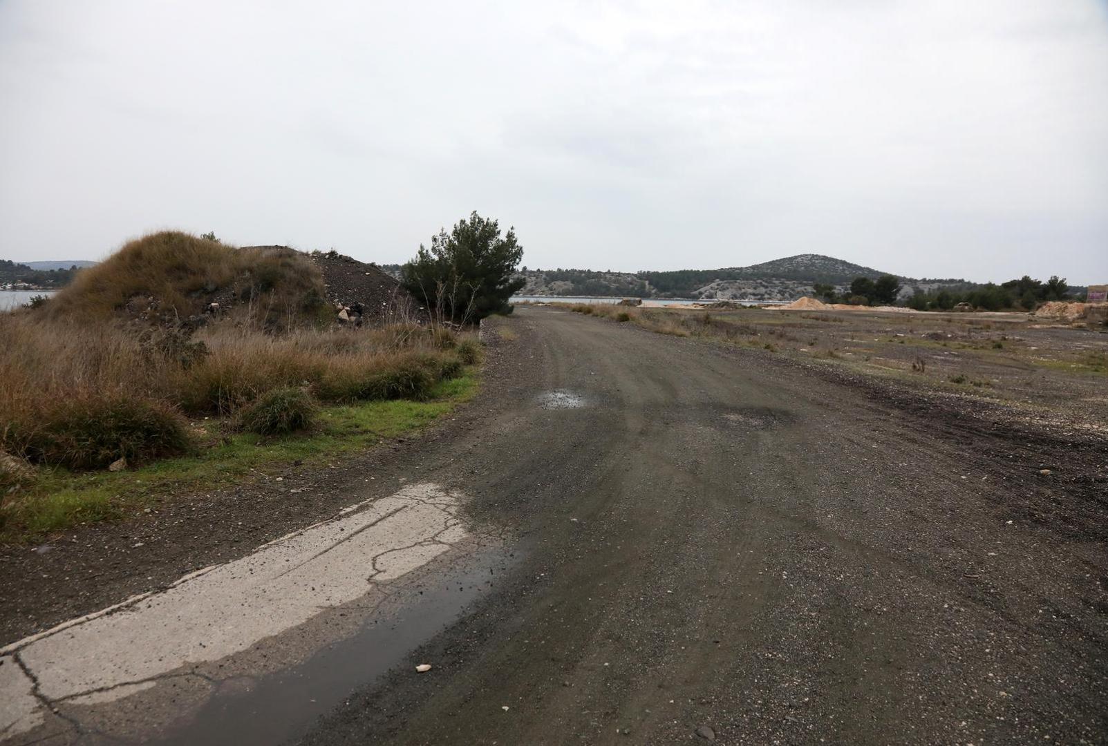 25.02.2023., Sibenik - Ostaci otpadne troske na terenu bivse tvornice elektroda i feroleguta TEF u Sibeniku.
  Photo: Dusko Jaramaz/PIXSELL