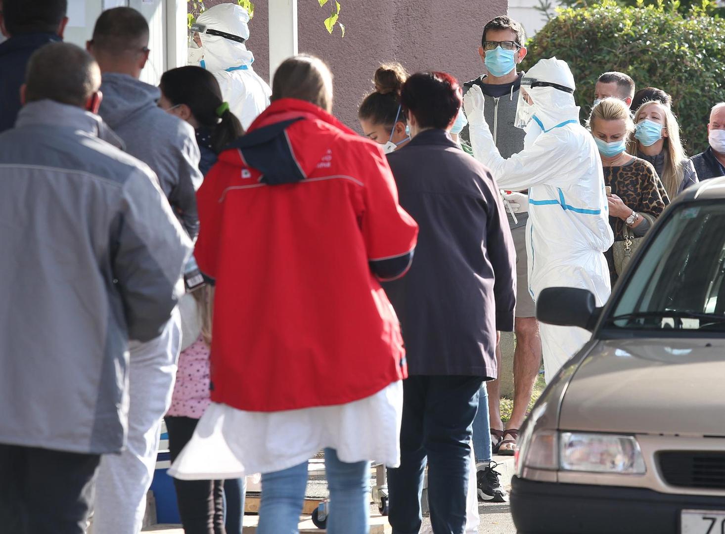 10.10.2020., Zagreb - Velike guzve ispred nastavnog zavoda za javno zdravstvo Andrija Stampar. Gradjani se testiraju na koronavirus. Photo: Marko Prpic/PIXSELL