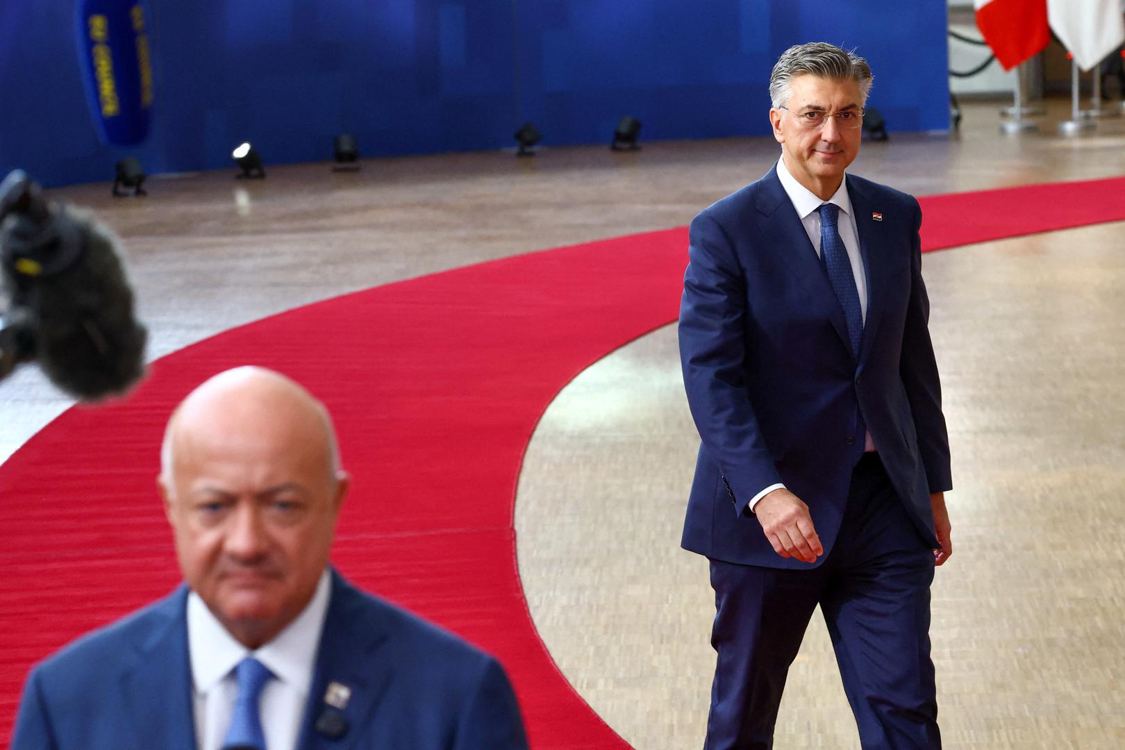 Među važnim temama je i proširenje Europske unije, pri čemu će se razmotriti napredak zemalja kandidatkinja. Raspravljat će se i o višegodišnjem financijskom okviru za razdoblje od 2028. do 2034. godine, koji određuje dugoročne proračunske prioritete Unije.

