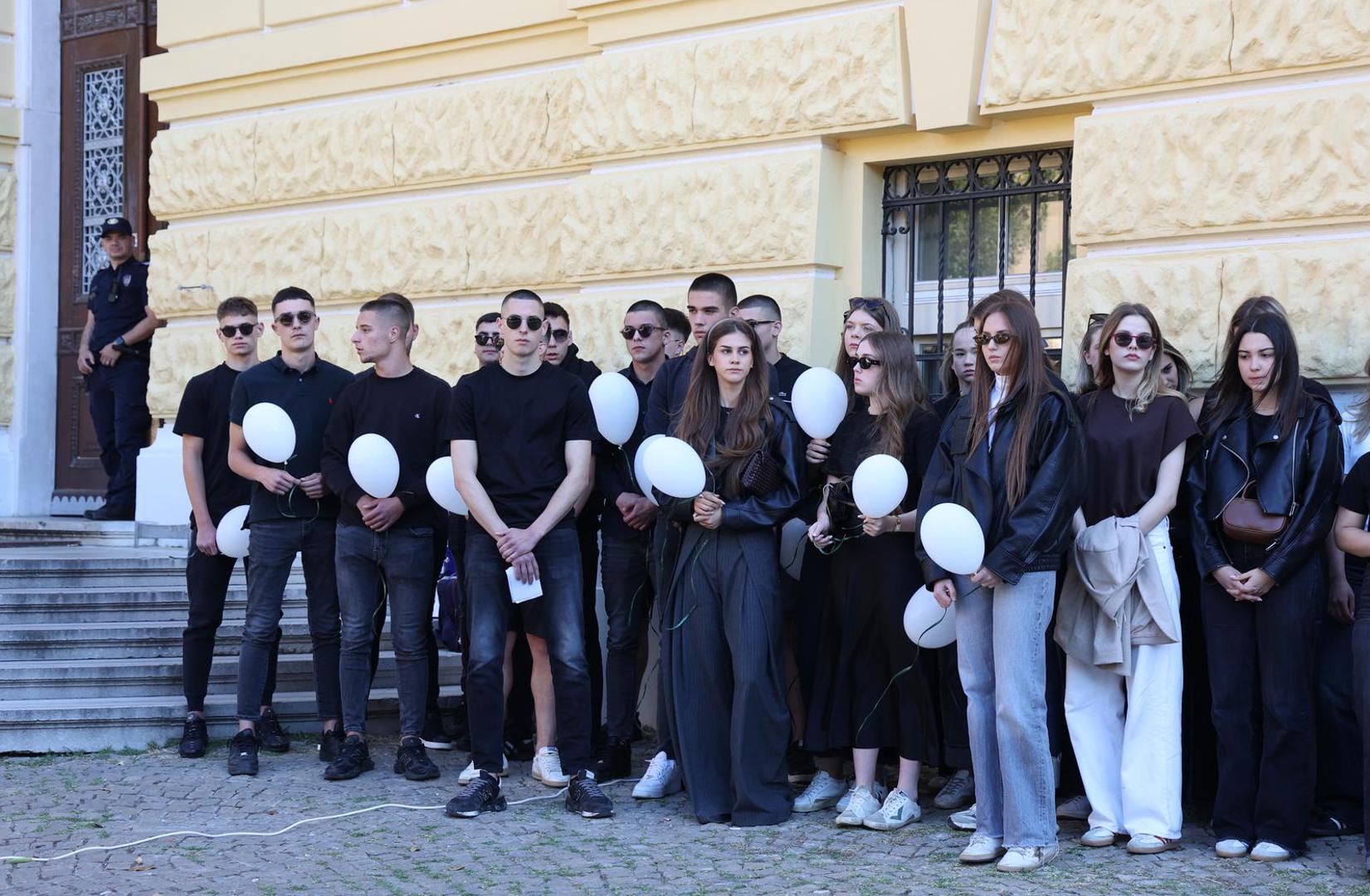 Okupili su se ispred Općinskog suda u Šibeniku gdje su zajednički odali počast svom vršnjaku i prijatelju, pokazujući zajedništvo, poštovanje i empatiju u teškim trenucima za njegovu obitelj i prijatelje.