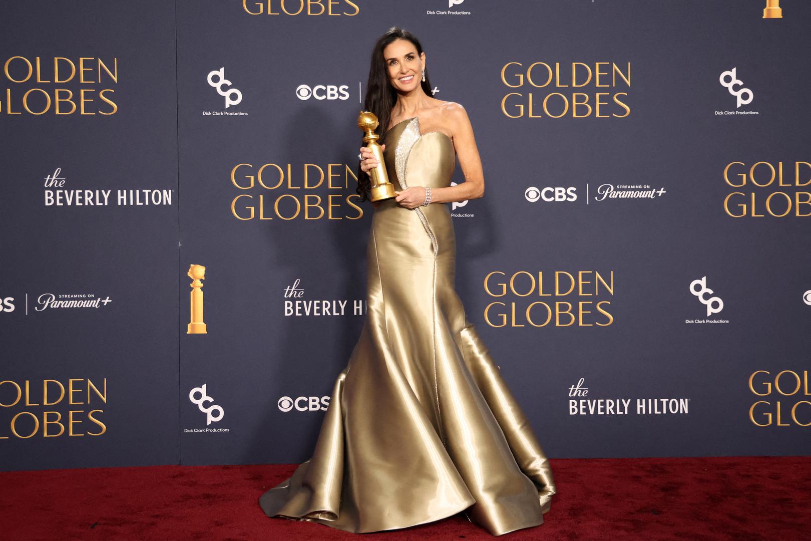 Demi Moore osvojila je svoj prvi Zlatni globus, a za tu je priliku zablistala u posebno dizajniranoj Giorgio Armani Privé haljini boje šampanjca ukrašenoj Swarovski kristalima.
