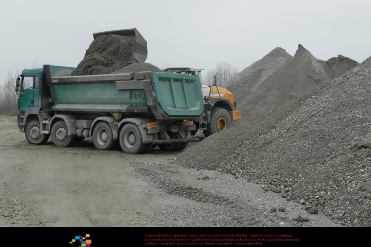 '20.11.2012., Koprivnica - Tvrtka Nexe grupa eksploatira sljunak na jezeru Jegenis nedaleko Koprivnice.  Photo: Marijan Susenj/PIXSELL'