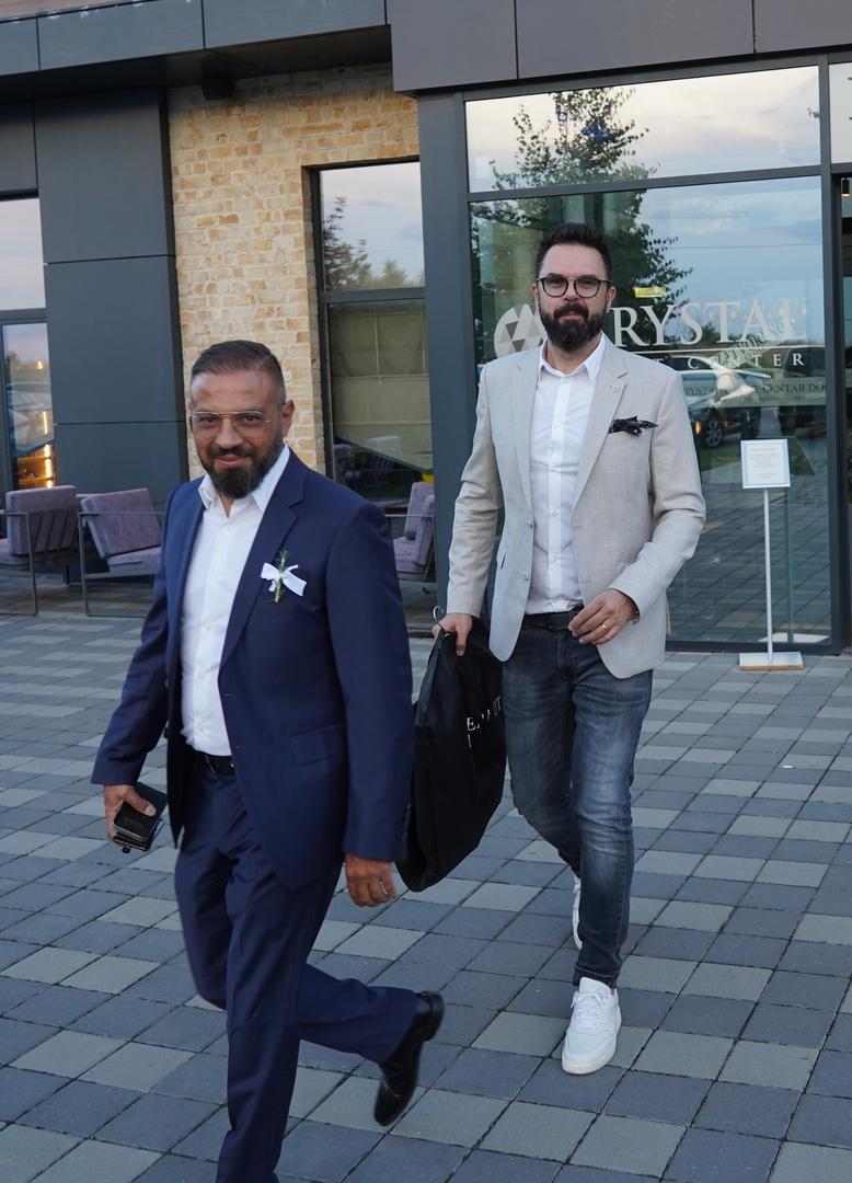 Grašo je u restoranu Crystal u mjestu Pećinci u Srbiji otpjevao pjesmu na kojoj su mladenci otplesali svoj prvi ples. 