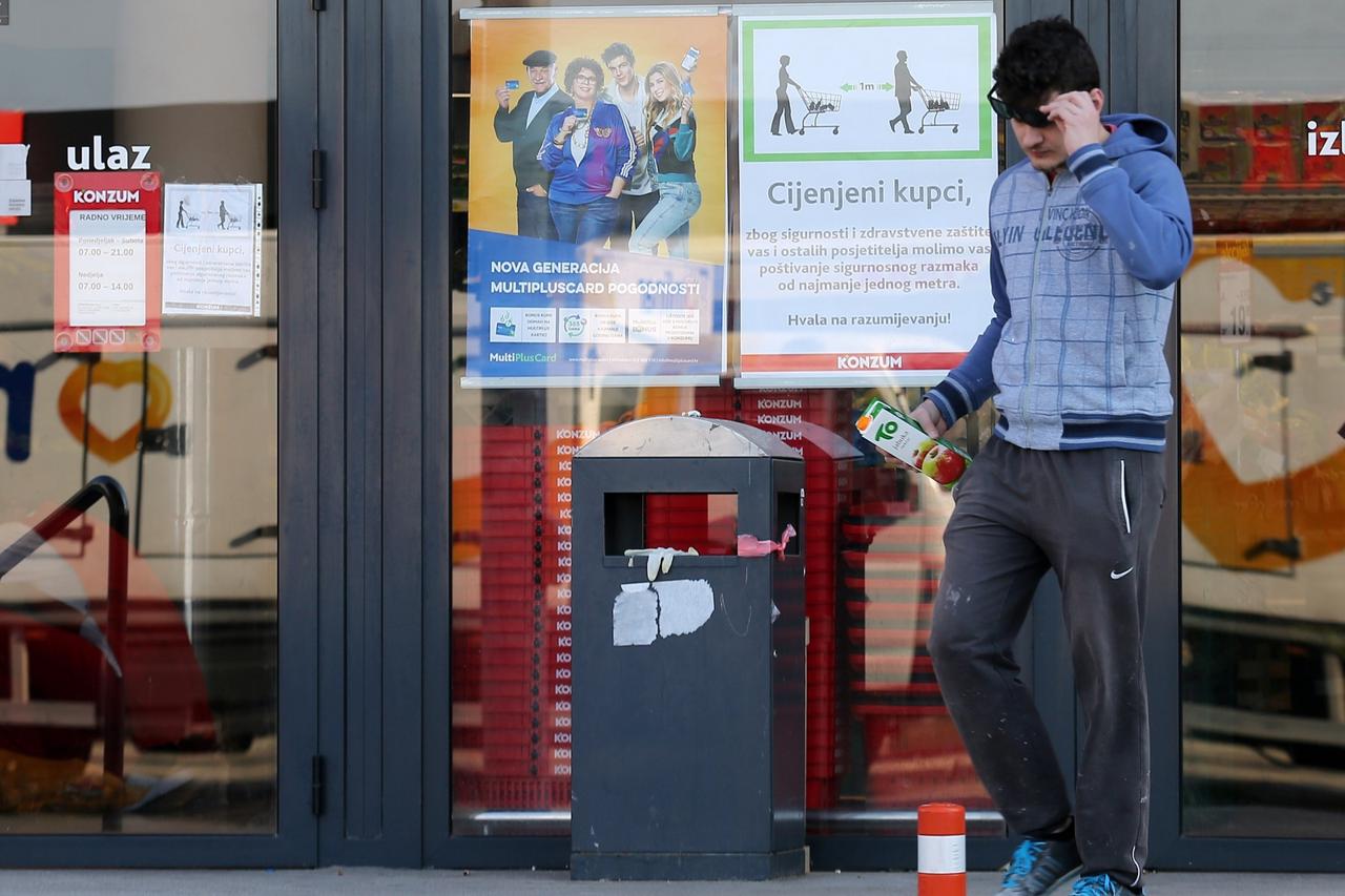 Šibenik: Konzum na ulazu u svoje trgovine plakatima upozorava kupce da se pridržavaju zaštitnih mjera