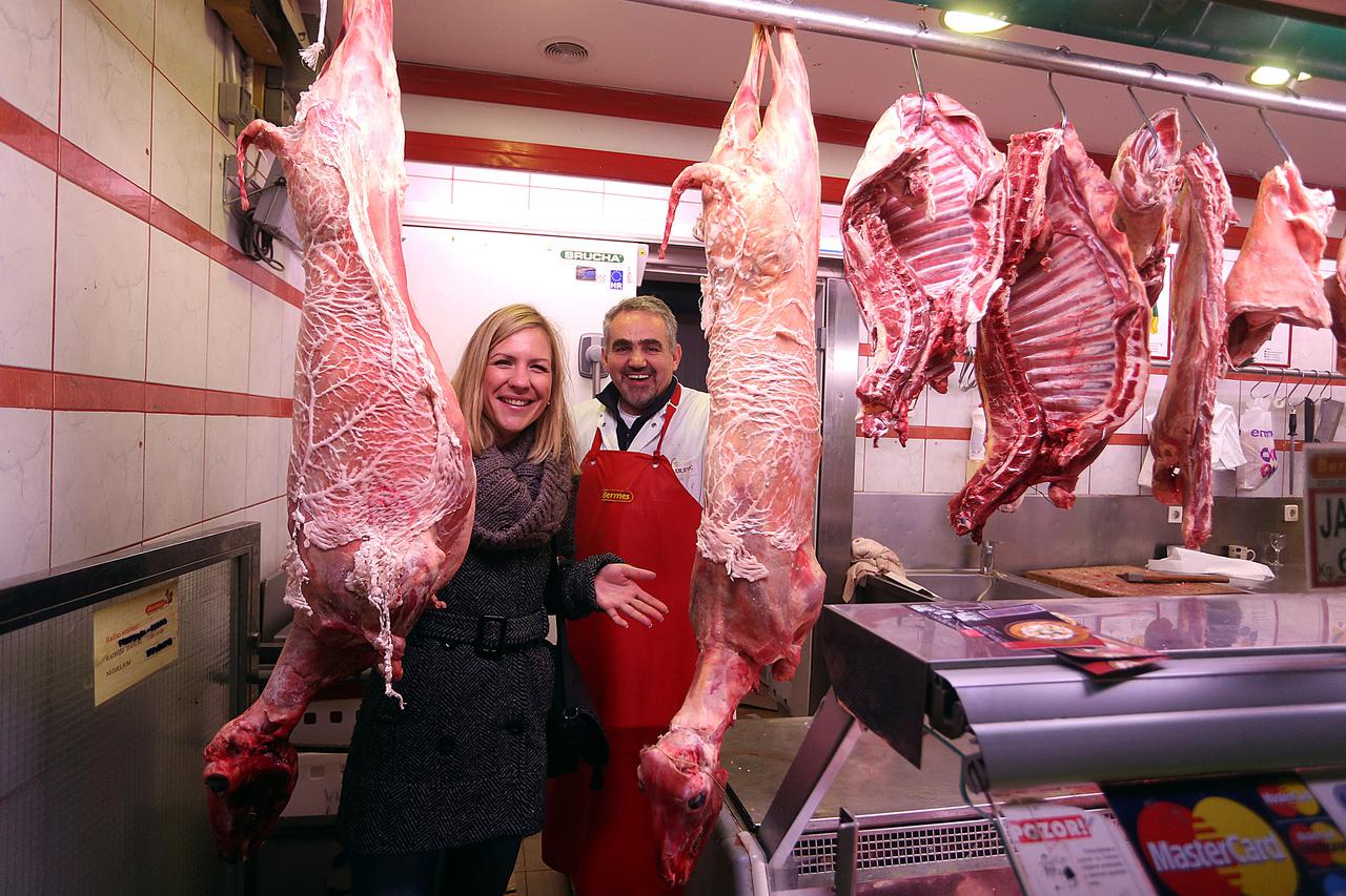 21.12.2015., Zagreb - Ponuda namirnica za blagdanski rucak na zagrebackoj trznici Dolac. Mesnica.  Photo: Goran Stanzl/PIXSELL