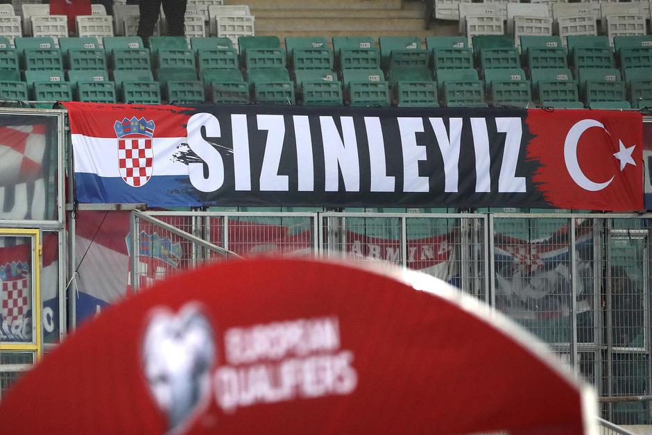 Transparent hrvatskih navijača uz natpis Uz vas smo