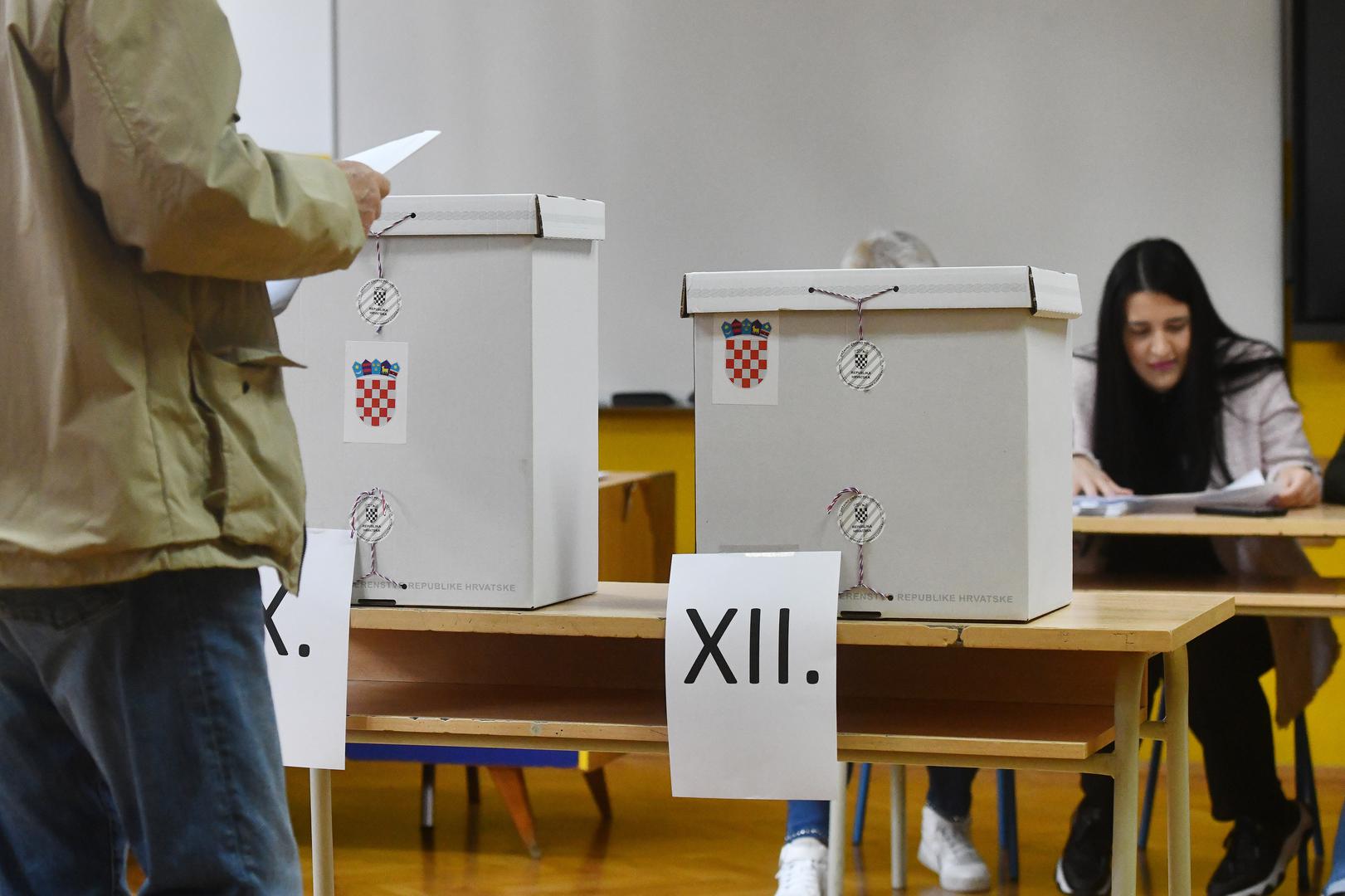 Birači koji se odluče izaći na izbore, glasuju tako da na glasačkom listiću zaokruže broj ispred imena liste koju drže najboljom. Mogu iskoristiti i preferencijalni glas, pa zaokružiti broj ispred imena jednog kandidata na određenoj listi.

