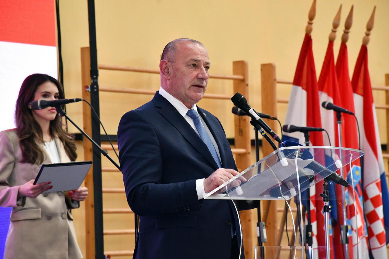 Okučani: Ministar Medved uručio braniteljske zahvalnice postrojbama sudionicima Bljeska