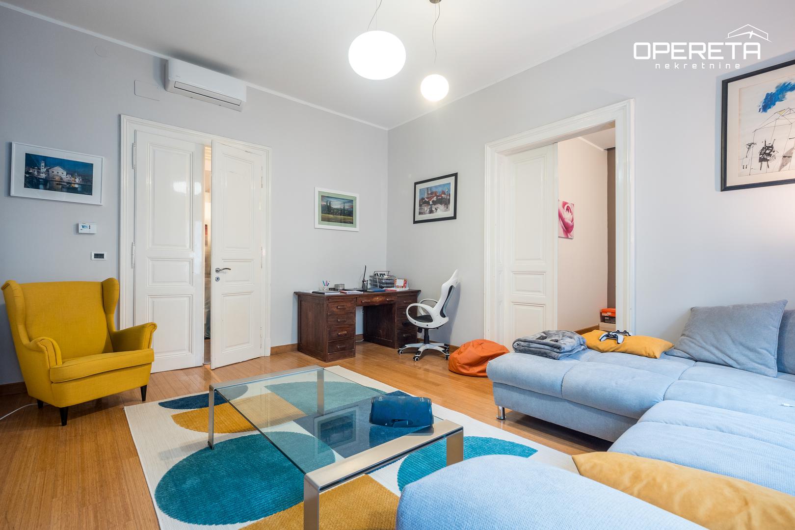 Stan je kompletno preuređen u zadnjih 10-ak godina. Promijenjene su instalacije, uređena drvena stolarija, stavljena betonska deka. U oglasu tvrde kako stan ne zahtijeva dodatna ulaganja

