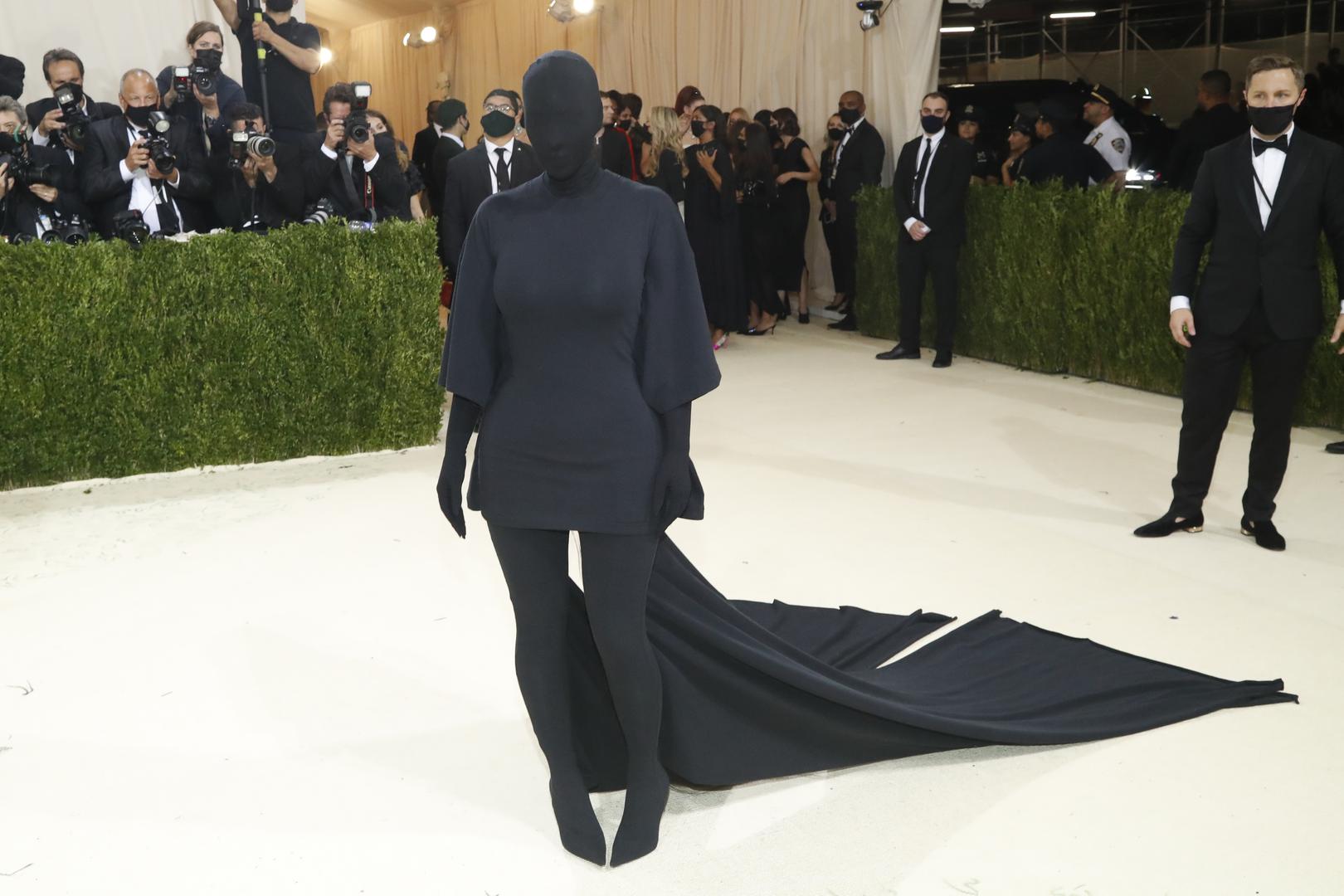Odjevena u crno od glave do pete Kim Kardashian znala je kako privući pažnju u odjeći s potpisom Balenciaga. 