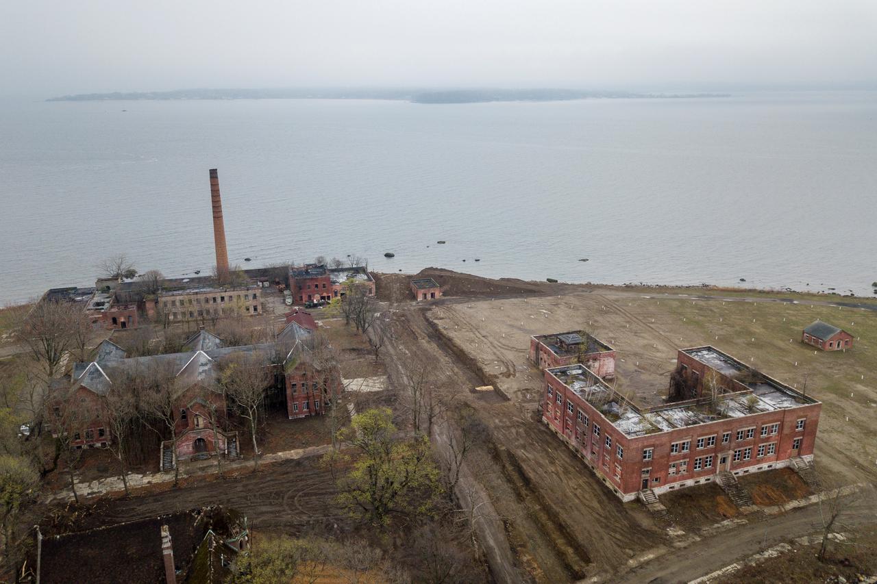 Otok Hart: Radnici u masovne grobnice polažu ljesove