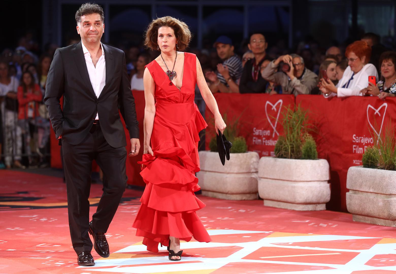 Prije službene ceremonije otvaranja brojne domaće, regionalne, ali i svjetske zvijezde prošetale su crvenim tepihom ispred Narodno pozorišta.