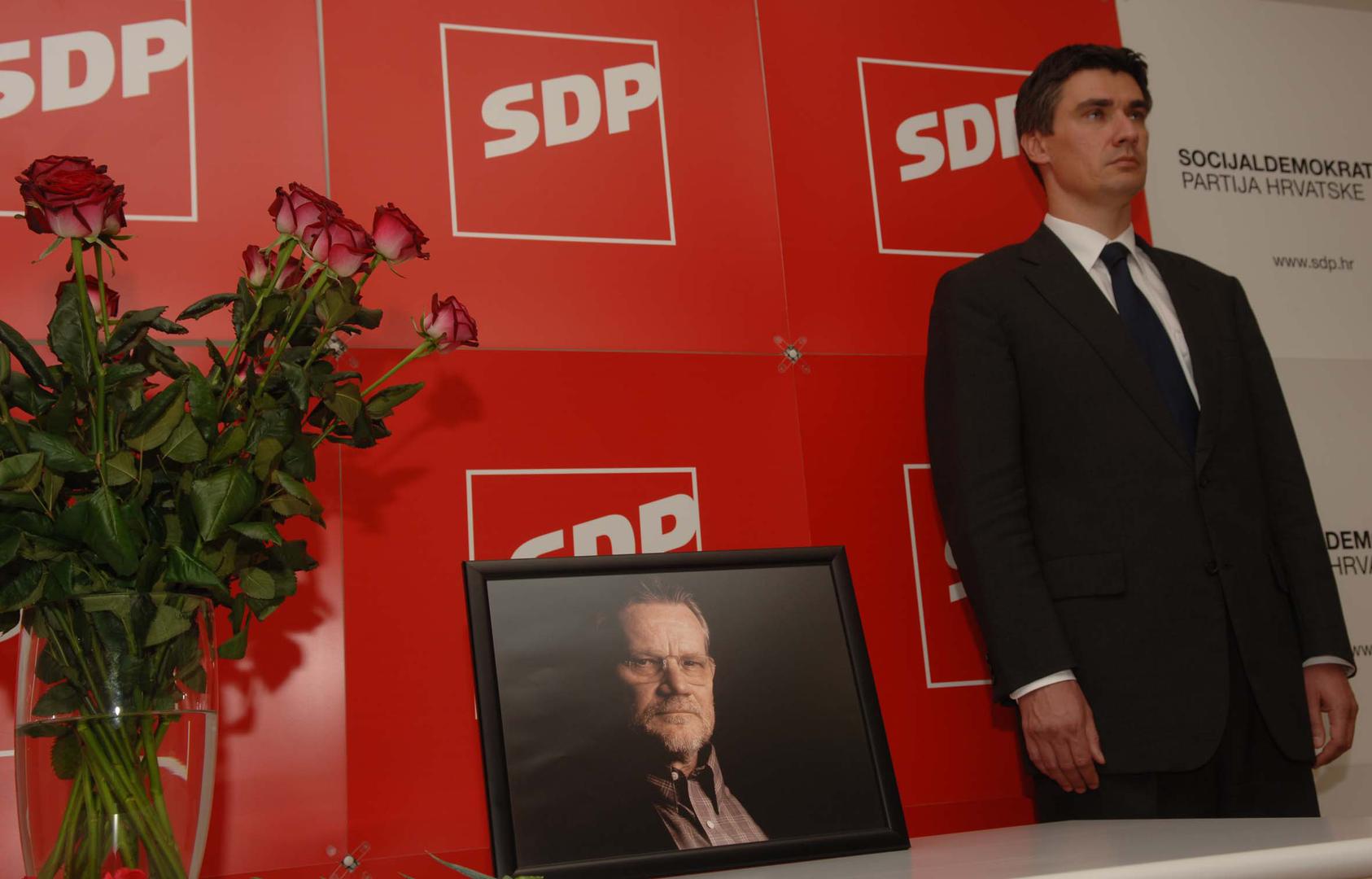 Na njima se Milanović, tada 40-godišnjak, nalazi u društvu stranačkih kolega na okupljanju u središnjici SDP-a, održanom povodom smrti Ivica Račan. 