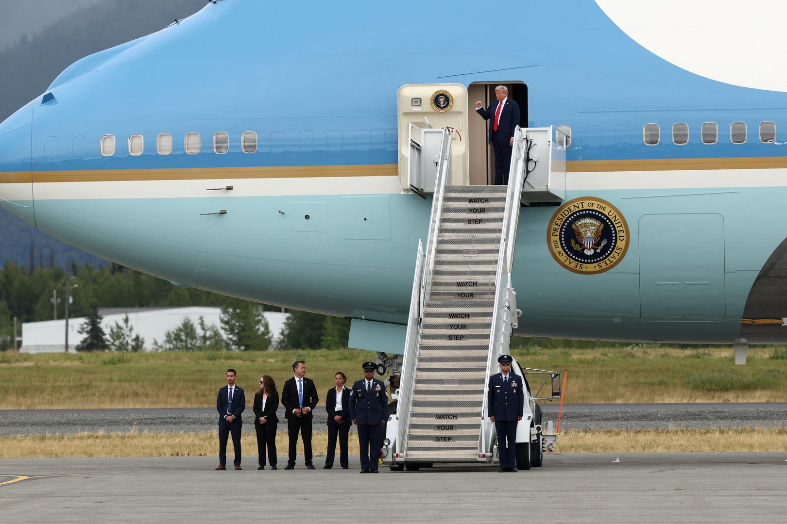 Trump i Putin pozdravili su se na crvenom tepihu na pisti, smiješeći se, a potom su krenuli istim vozilom na razgovore u zračnu bazu. 