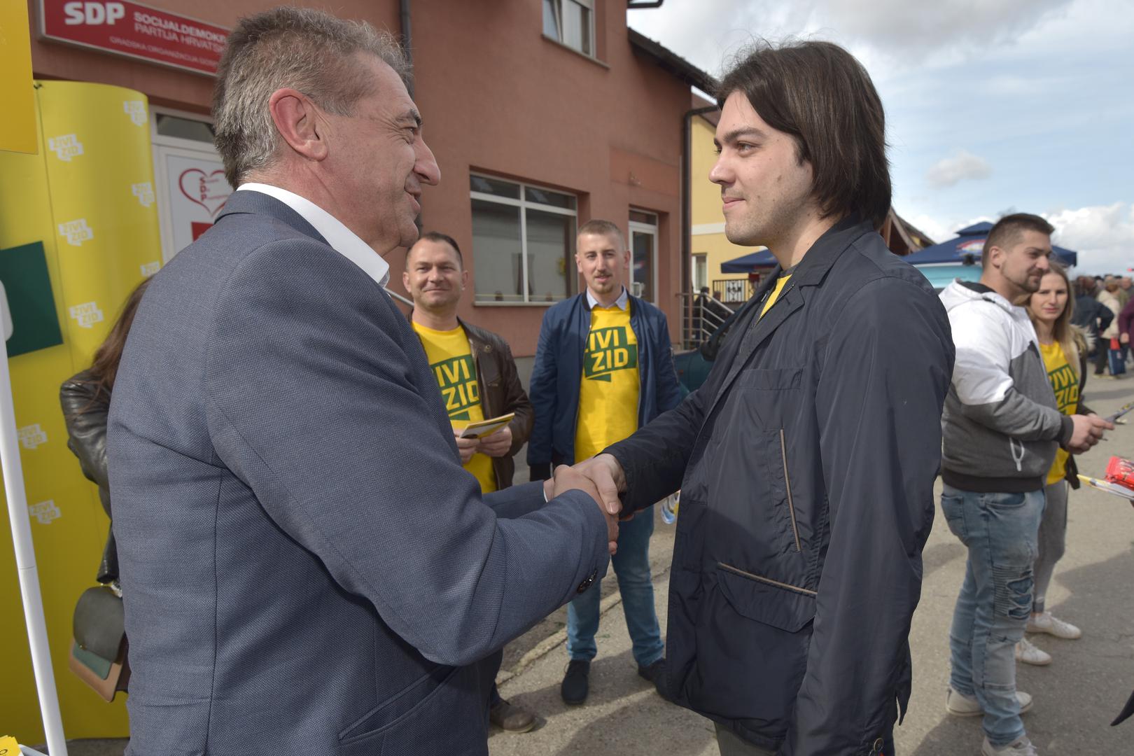 Posljednjeg dana predizborne kampanje čelnici većine parlamentarnih stranaka posjetili su Gospić, gdje su povodom Dana žena dijelili karanfile.
