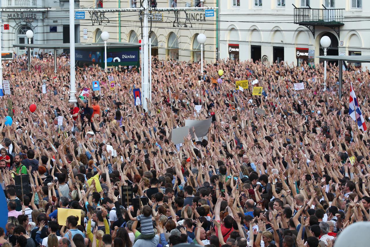 Na današnji 2016. održani veliki prosvjedi "Hrvatska može bolje" u znak potpore kurikularnoj reformi