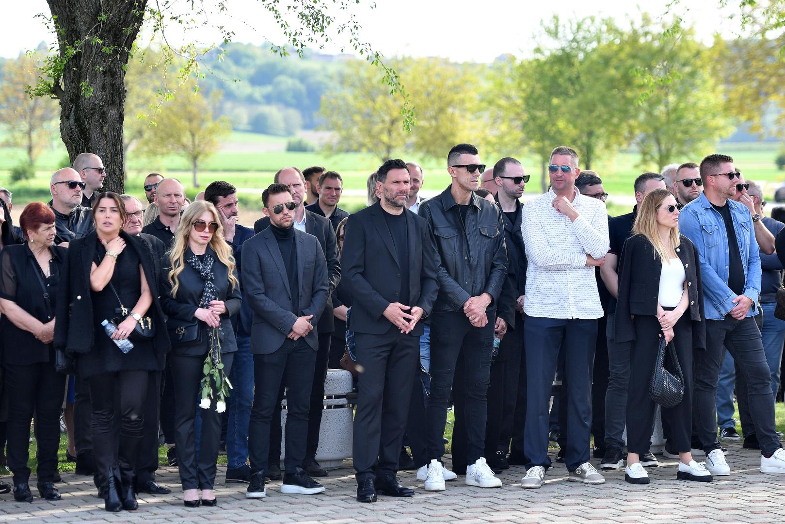 Bivši hrvatski reprezentativac Nikola Pokrivač, poginuo je u prometnoj nesreći koja se dogodila na Turanjskoj obilaznici u Karlovcu. Iza sebe je ostavio 11-godišnju kćer jedinicu Niku. Dvije osobe su smrtno stradale, a tri osobe vozilima Hitne pomoći prevezenu u bolnicu. Među njima je bio i nogometaš.