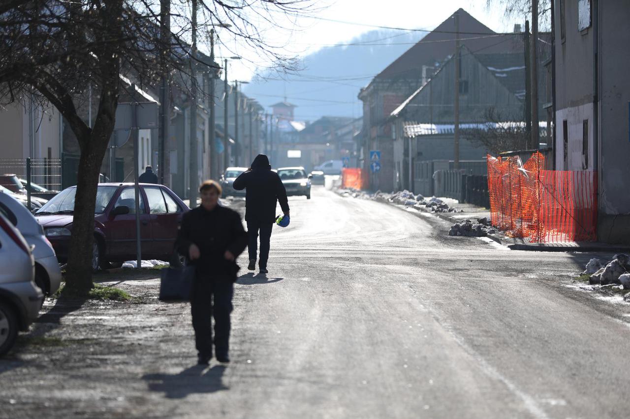 Bačić u Glini obišao gradilišta višestambenih zgrada za stradale u potresu i kontejnersko naselje