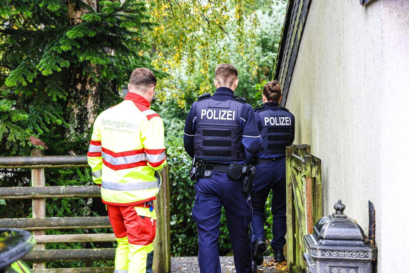 07 October 2025, North Rhine-Westphalia, Herdecke: Police and emergency services enter a property next to a house. The newly elected mayor of Herdecke, Iris Stalzer (SPD), has been found critically injured in her apartment. She had been stabbed several times, according to security sources. Photo: Alex Talash/dpa Photo: Alex Talash/DPA