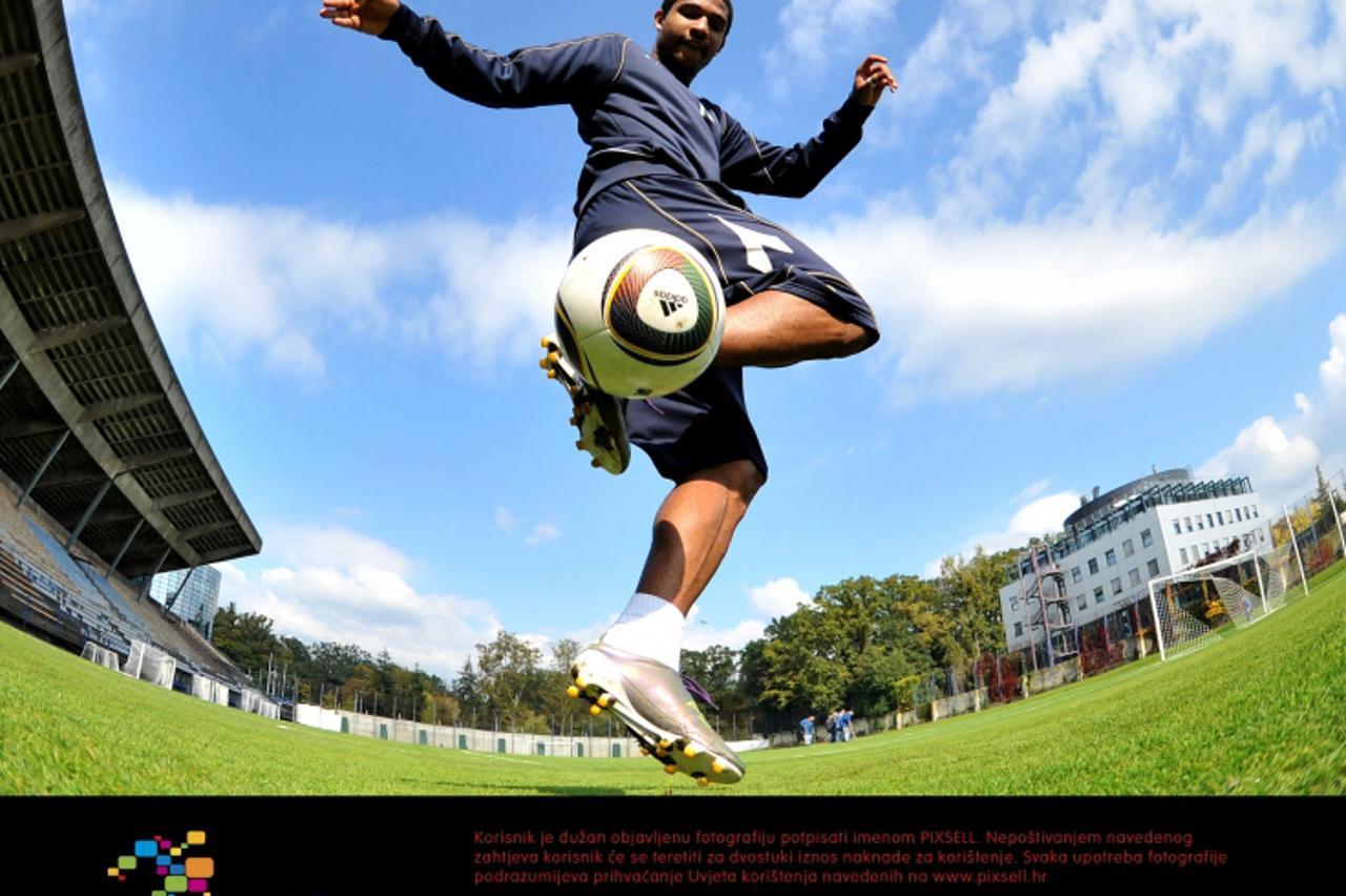 \'08.10.2010., Zagreb - Sammir pokazuje svoje nogometne trikove. FOTOGRAFIJA NE ZADOVOLJAVA STANDARDE Photo: Marko Lukunic/PIXSELL\'