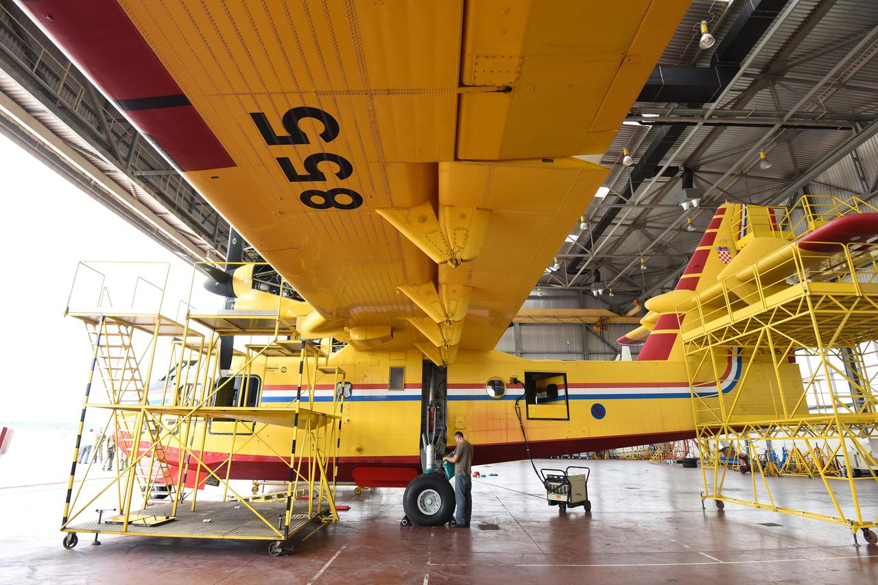 Zadar: Satnija za održavanje protupožarnih zrakoplova ima pune ruke posla