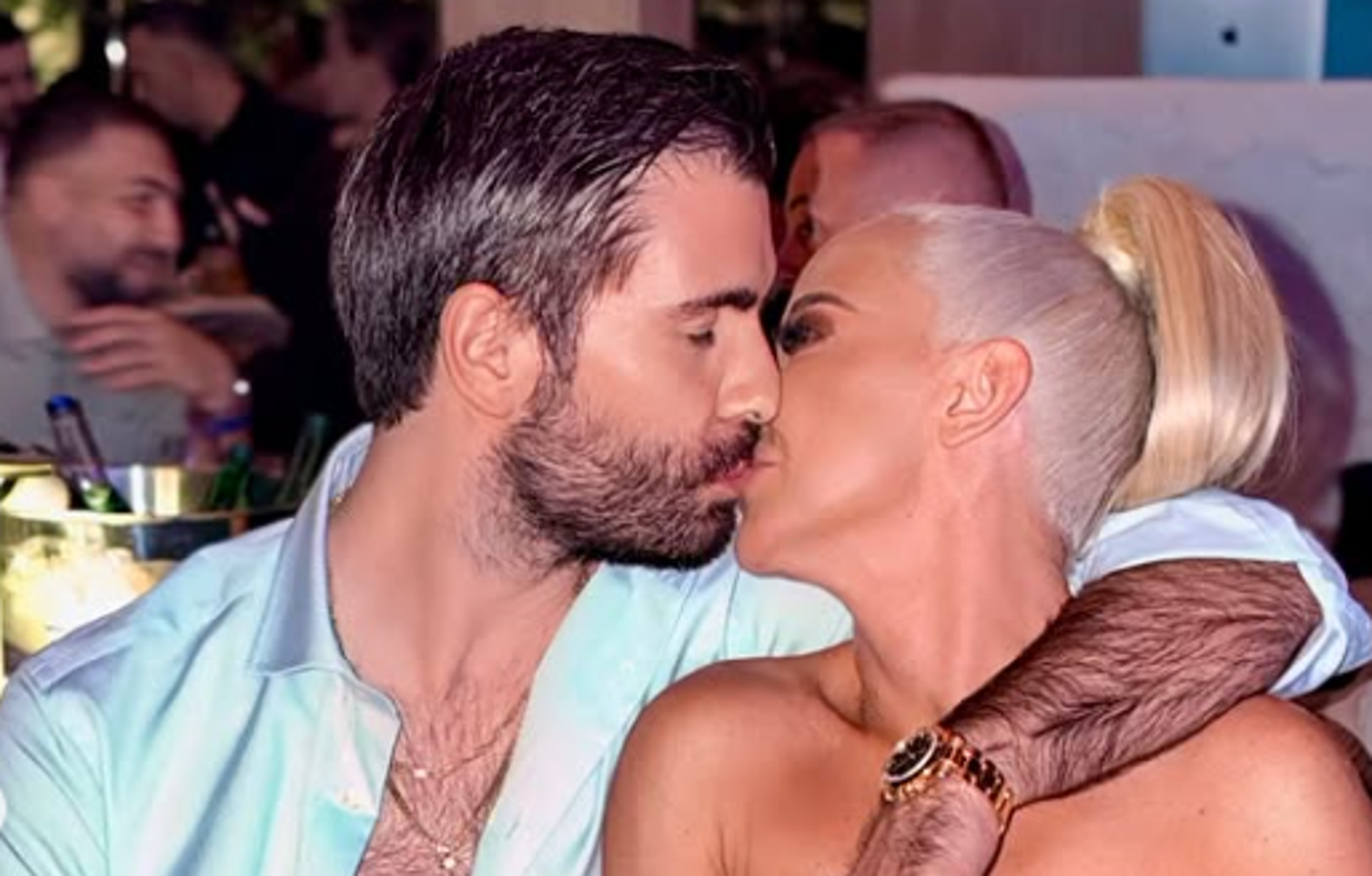 Glazbenica Maja Šuput sada je na društvenim mrežama podijelila fotografije s proslave svog rođendana, a posebnu pozornost privukli su prizori na kojima se ljubi s Emilom Tedeschijem mlađim.
